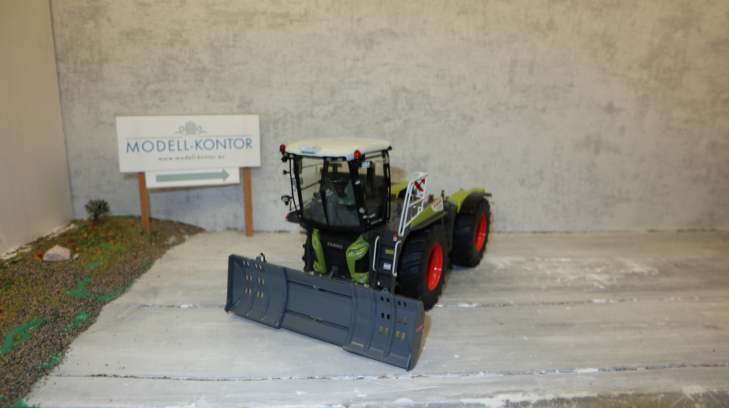 Weise Toys 1030 Xerion 4000 Saddle Trac mit UH 2580 VOLLMER Schiebeschild als Set, 
