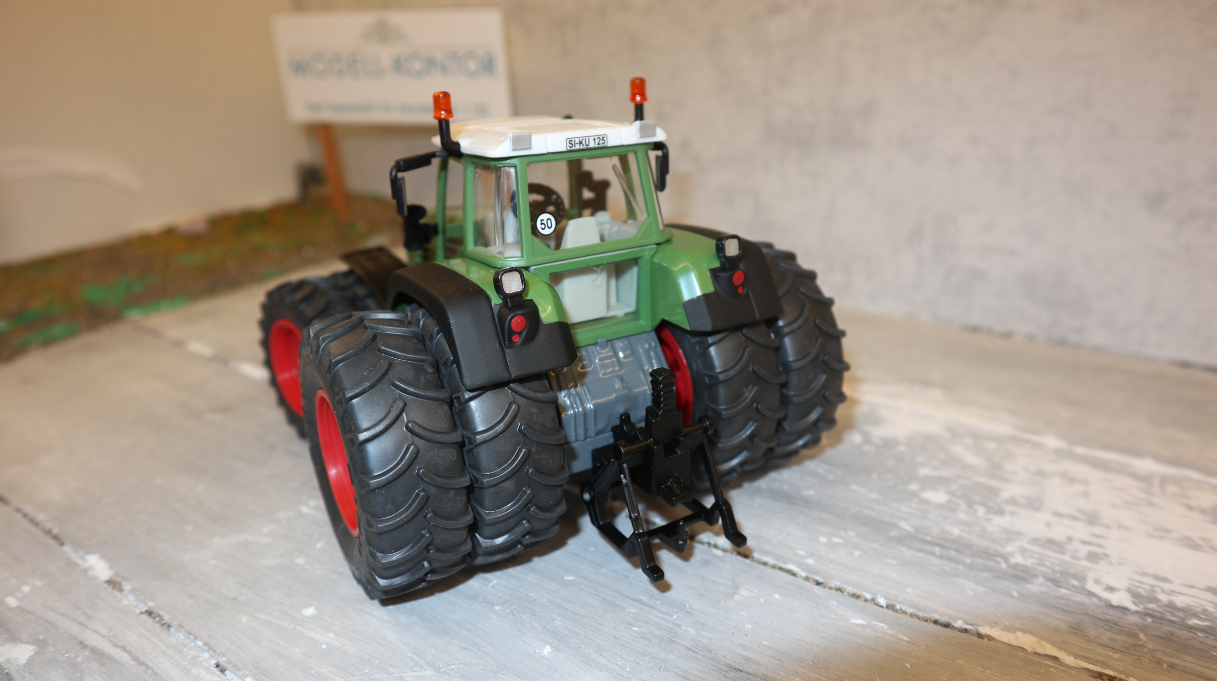 Siku 3257 in 1:32, Fendt 924 Zwillingsreifen, NEU in OVP