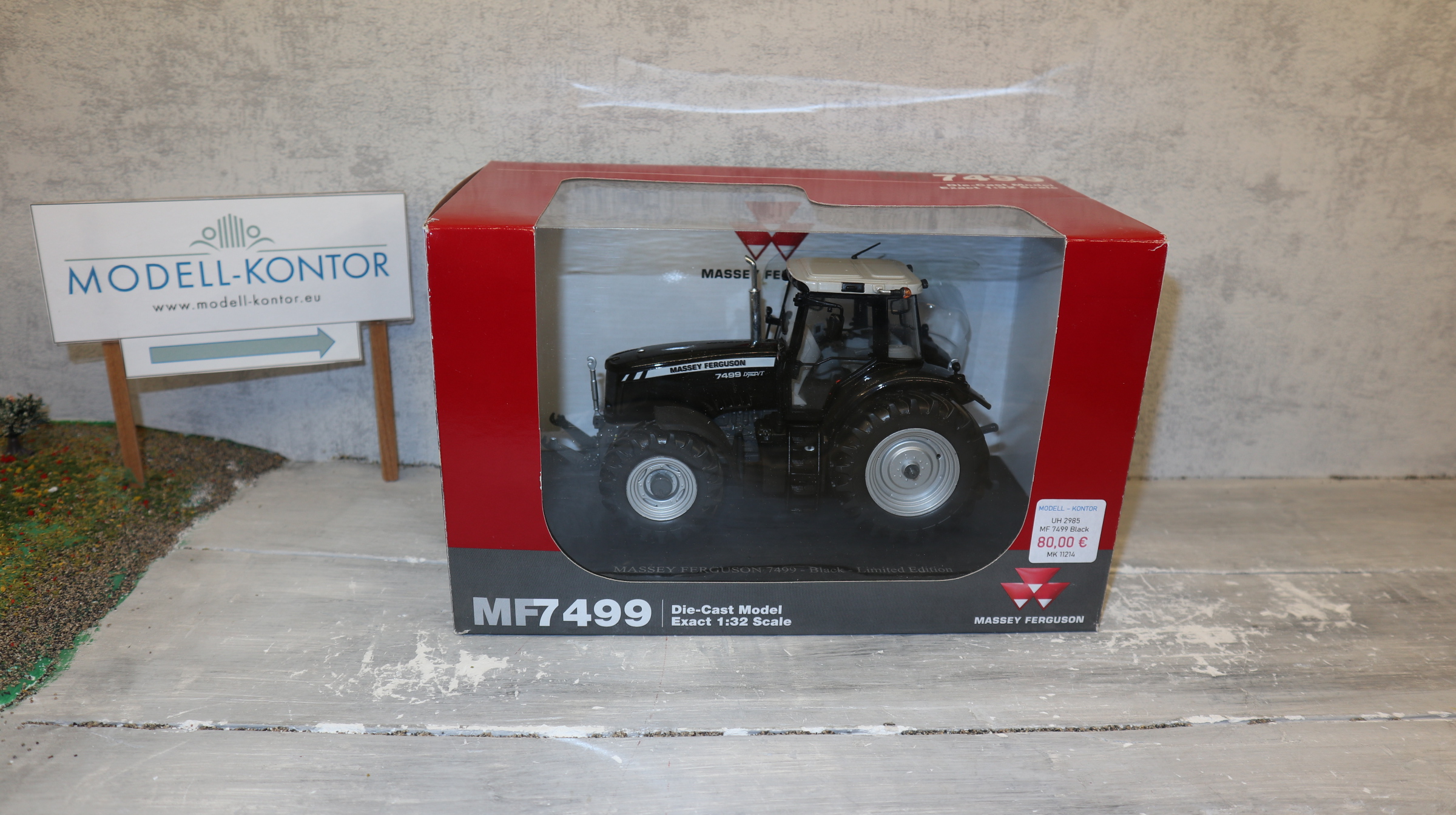 Universal Hobbies UH 2985 in 1:32,  Massey Ferguson 7499 Blackline,  NEU in OVP