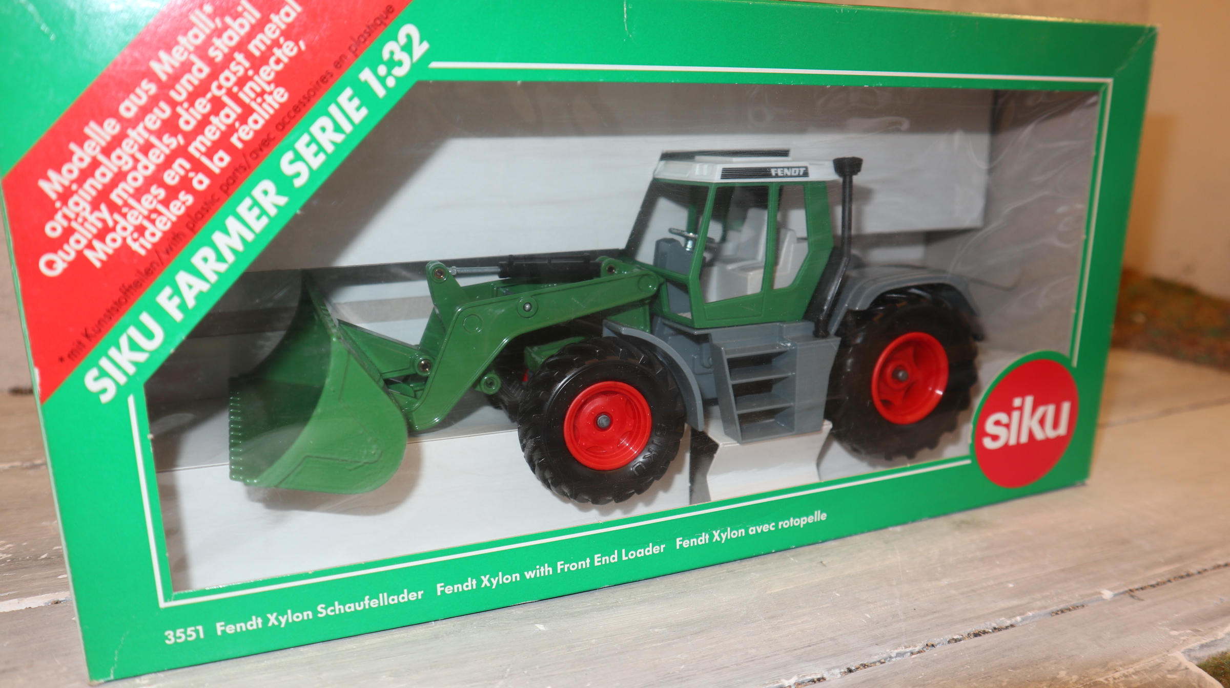 Siku 3551 in 1:32, Fendt Xylon mit Schaufellader grün-grau , NEU in OVP