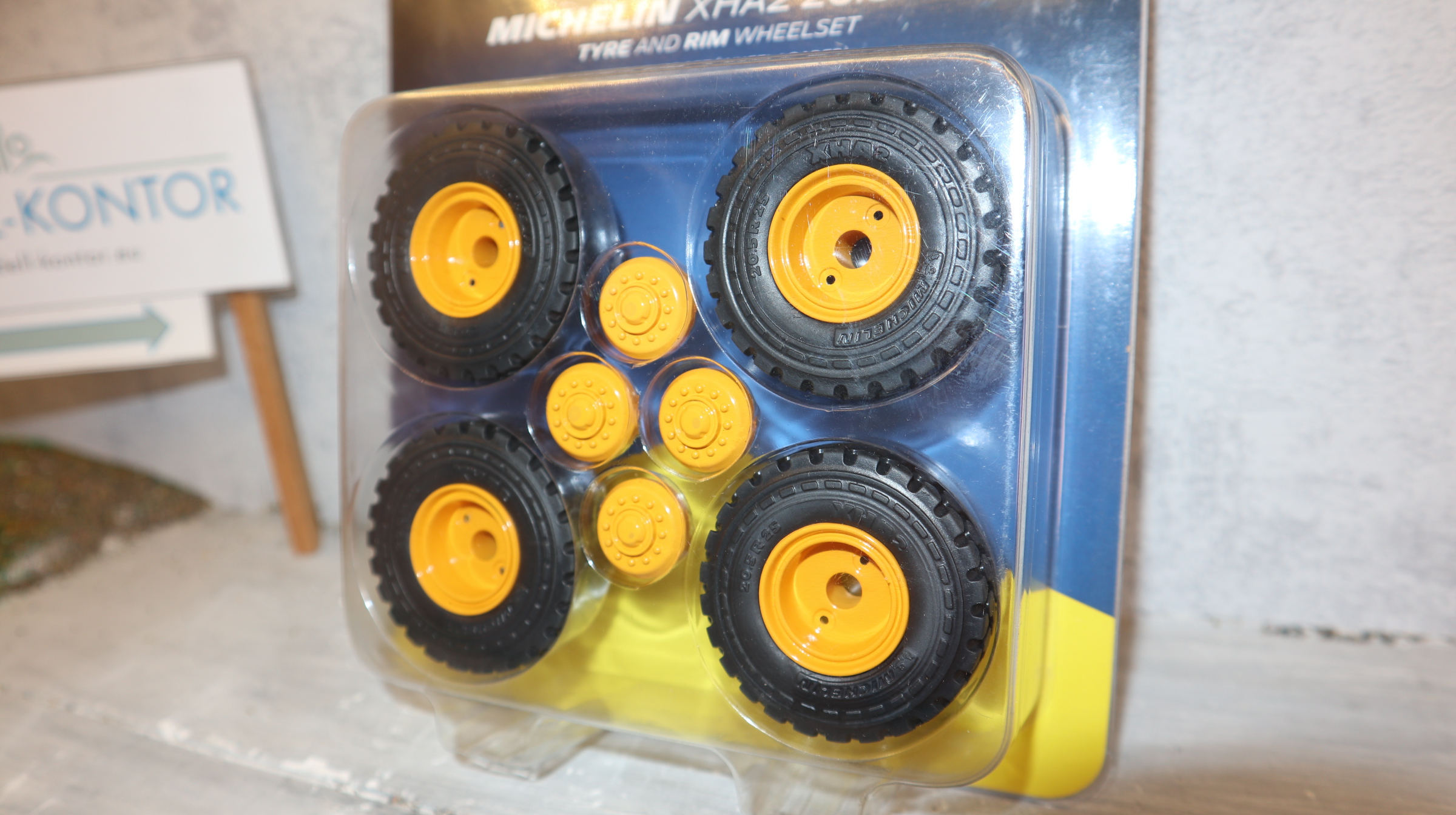 AT Collections 3200124 in 1:32, MICHELIN XHA2 Radlader-Reifen, NEU in OVP