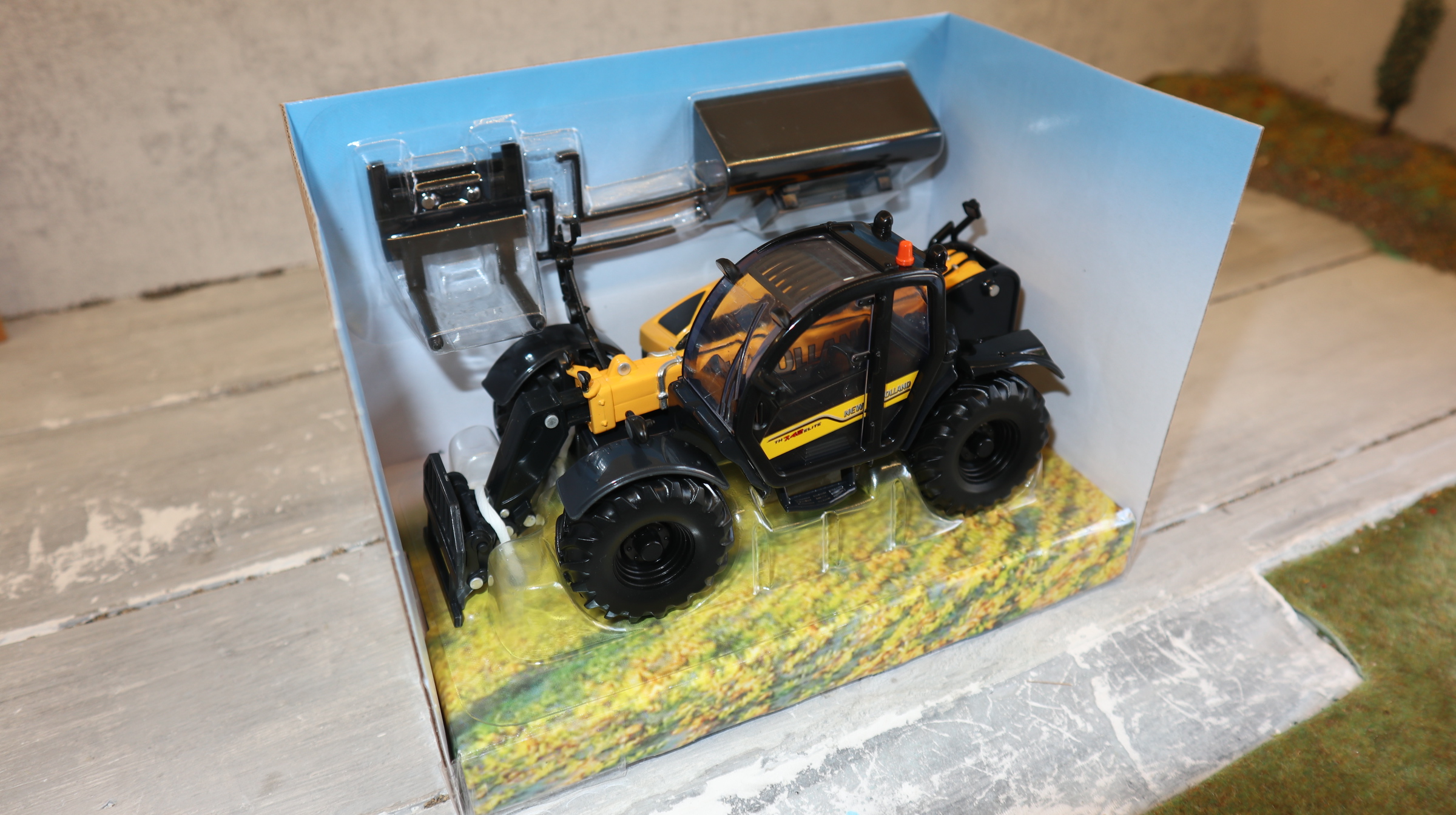 Britains 43395 in 1:32, New Holland TH7.42 Telelader, NEU in OVP