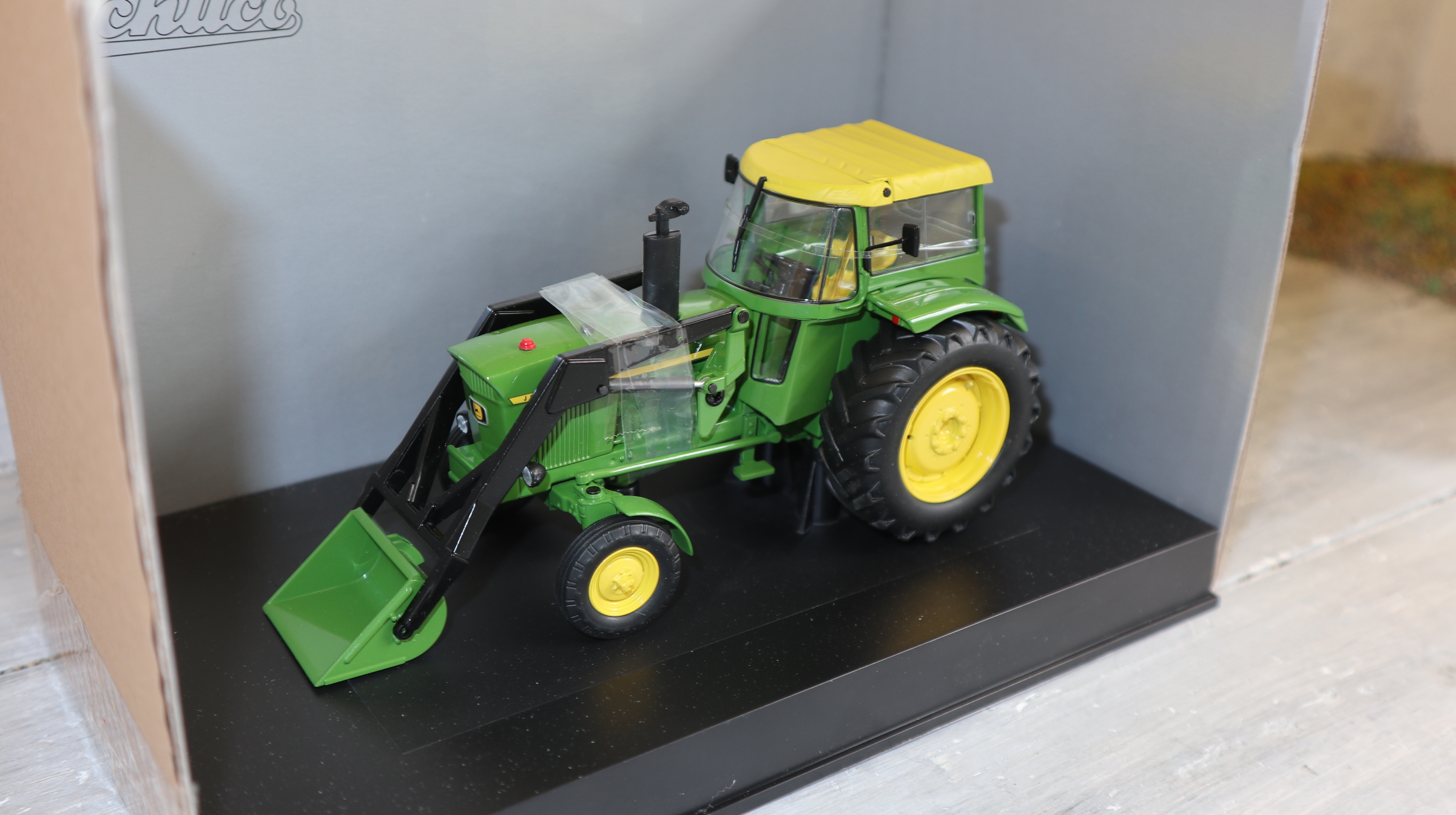 Schuco 7678 in 1:32, John Deere 3120 mit Frontlader, NEU in OVP