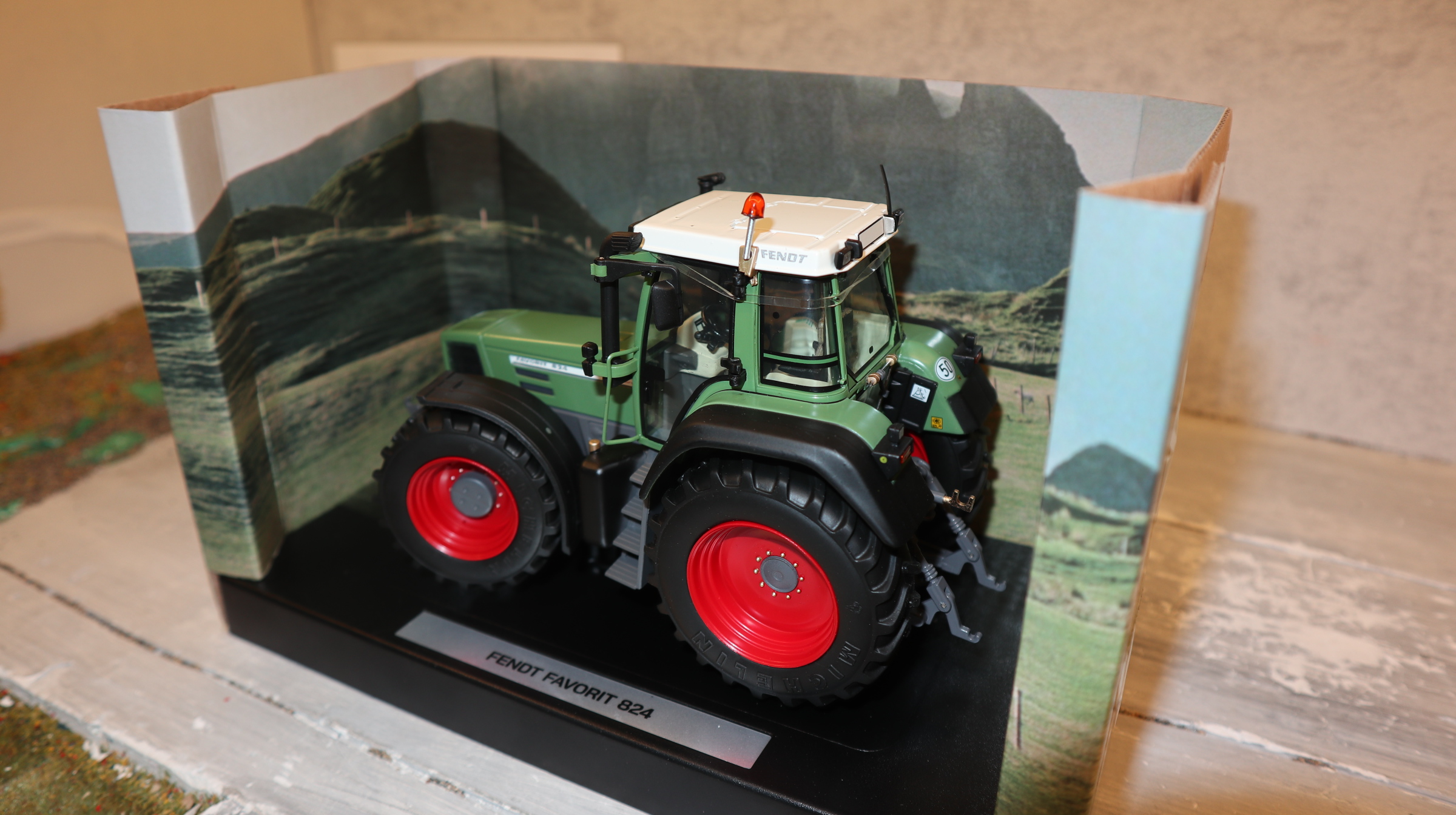 Weise Toys 1002 in 1:32, Fendt Favorit 824, NEU in OVP
