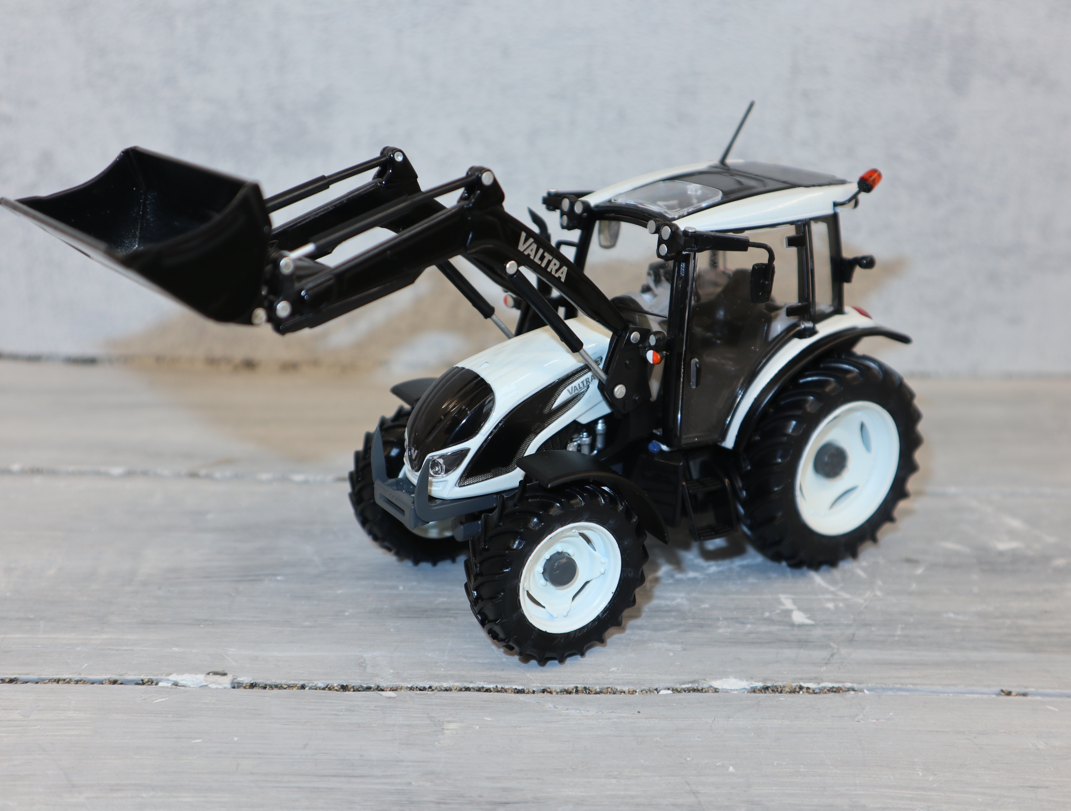 ROS 301542 in 1:32 VALTRA A104 weiß mit Frontlader NEU in OVP