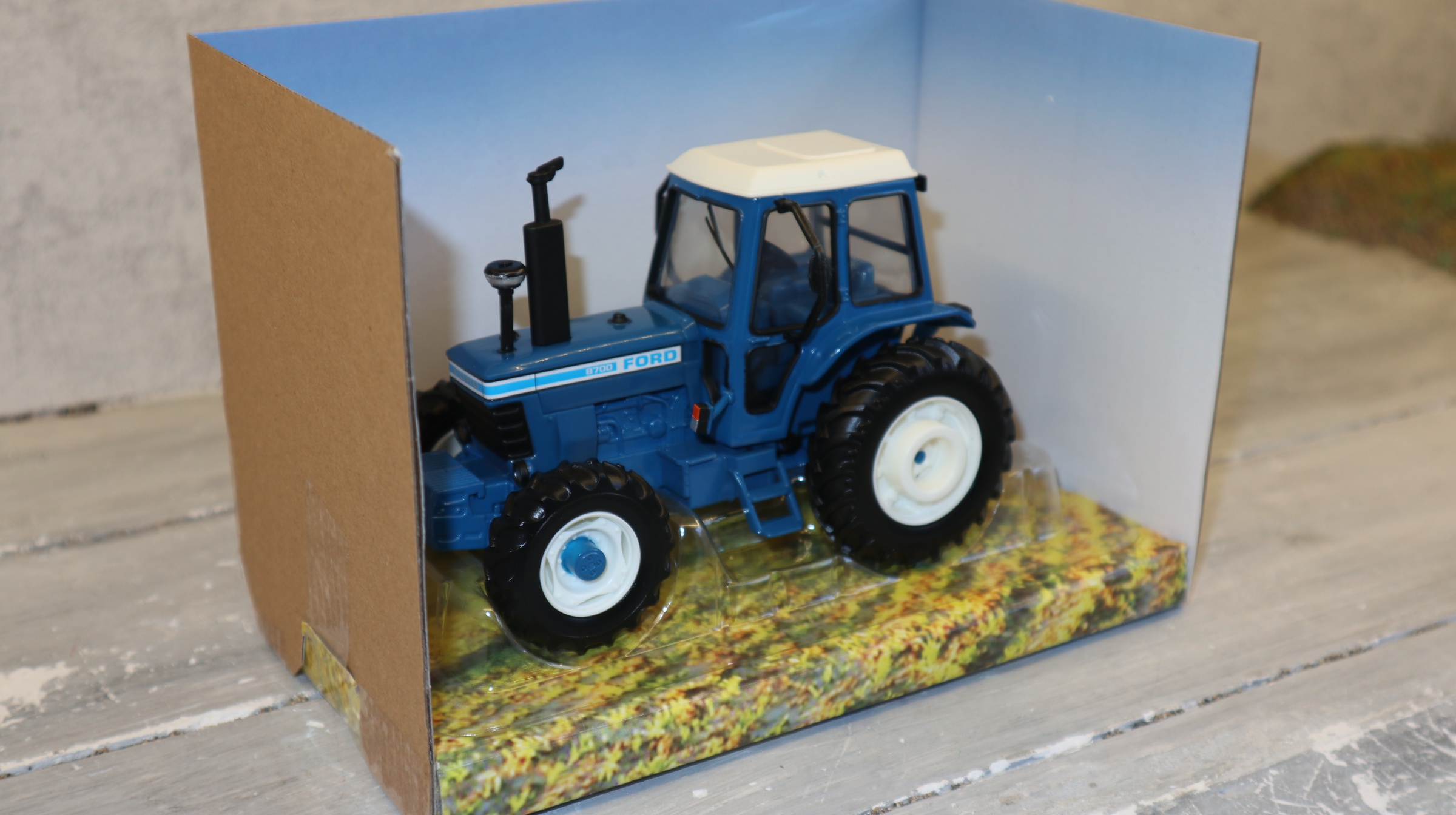 Britains 43409 in 1:32,  Ford 8700 4WD BLAU, nur 1851 Modelle, NEU in OVP