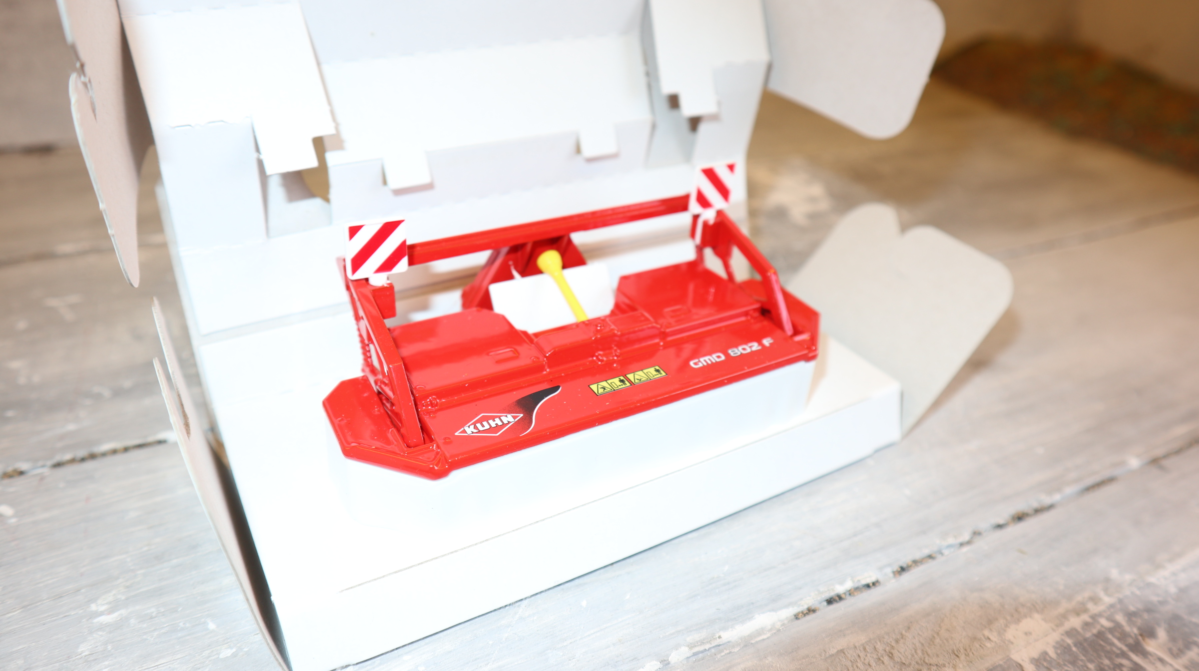 Siku 2461 in 1:32, Kuhn GMD 802 Frontmähwerk Sondermodell KUHN , NEU in OVP