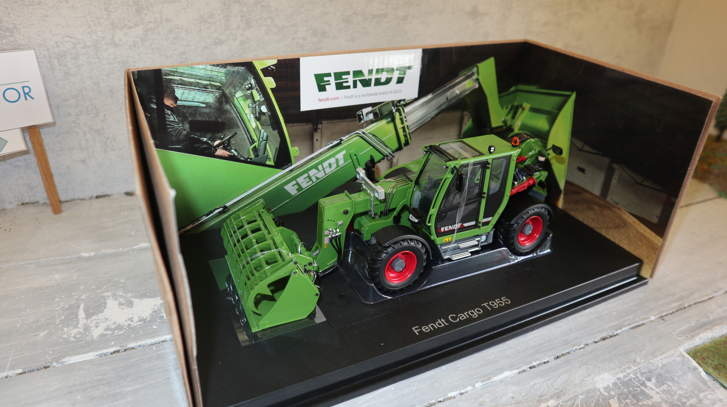 Universal Hobbies UH 6288 in 1:32, Fendt Cargo T955, Teleskopstapler  NEU in OVP