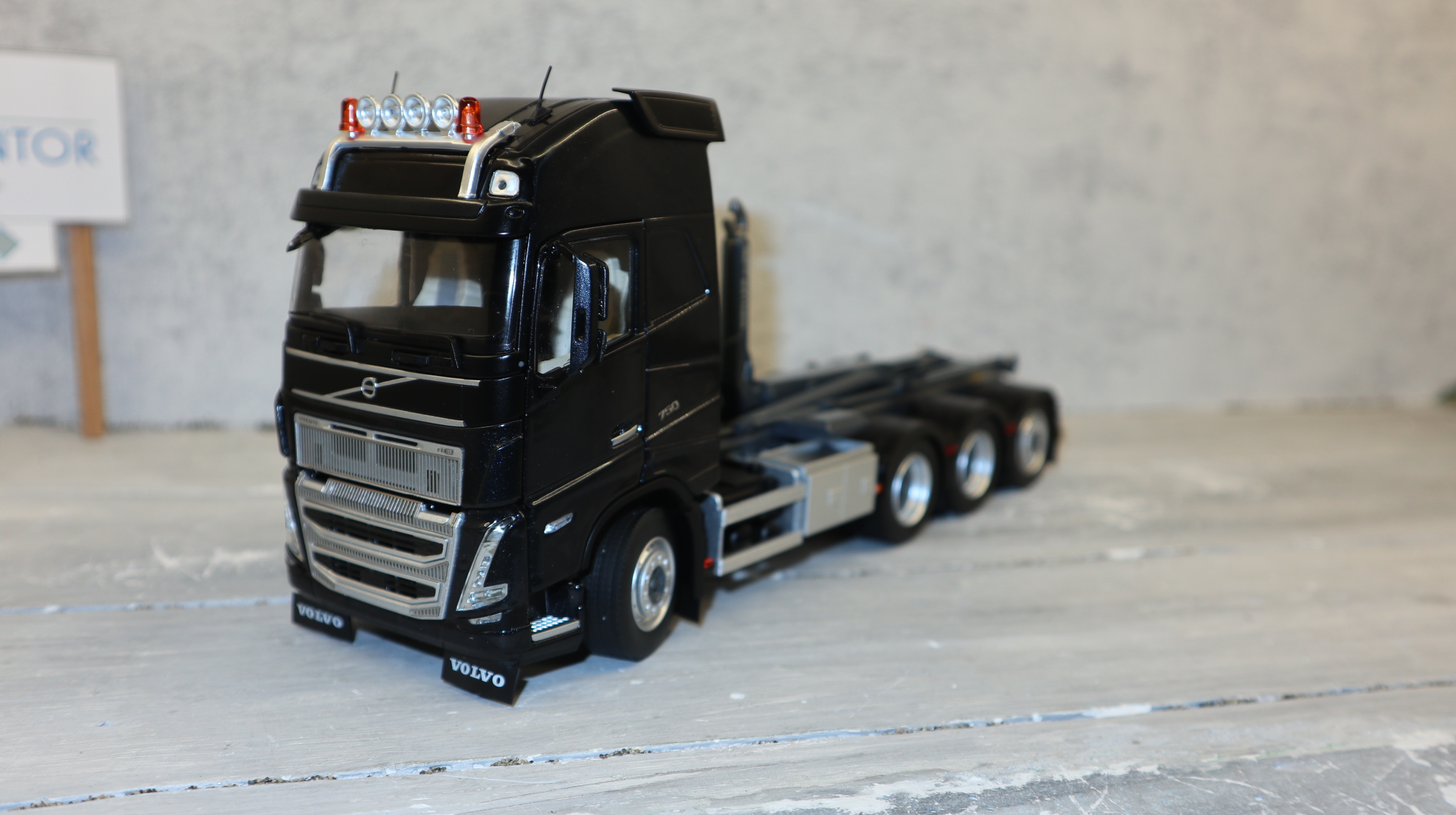 MarGe 2235-02 in 1:32, VOLVO FH5 schwarz Triple-Achser mit Abroller, NEU in OVP