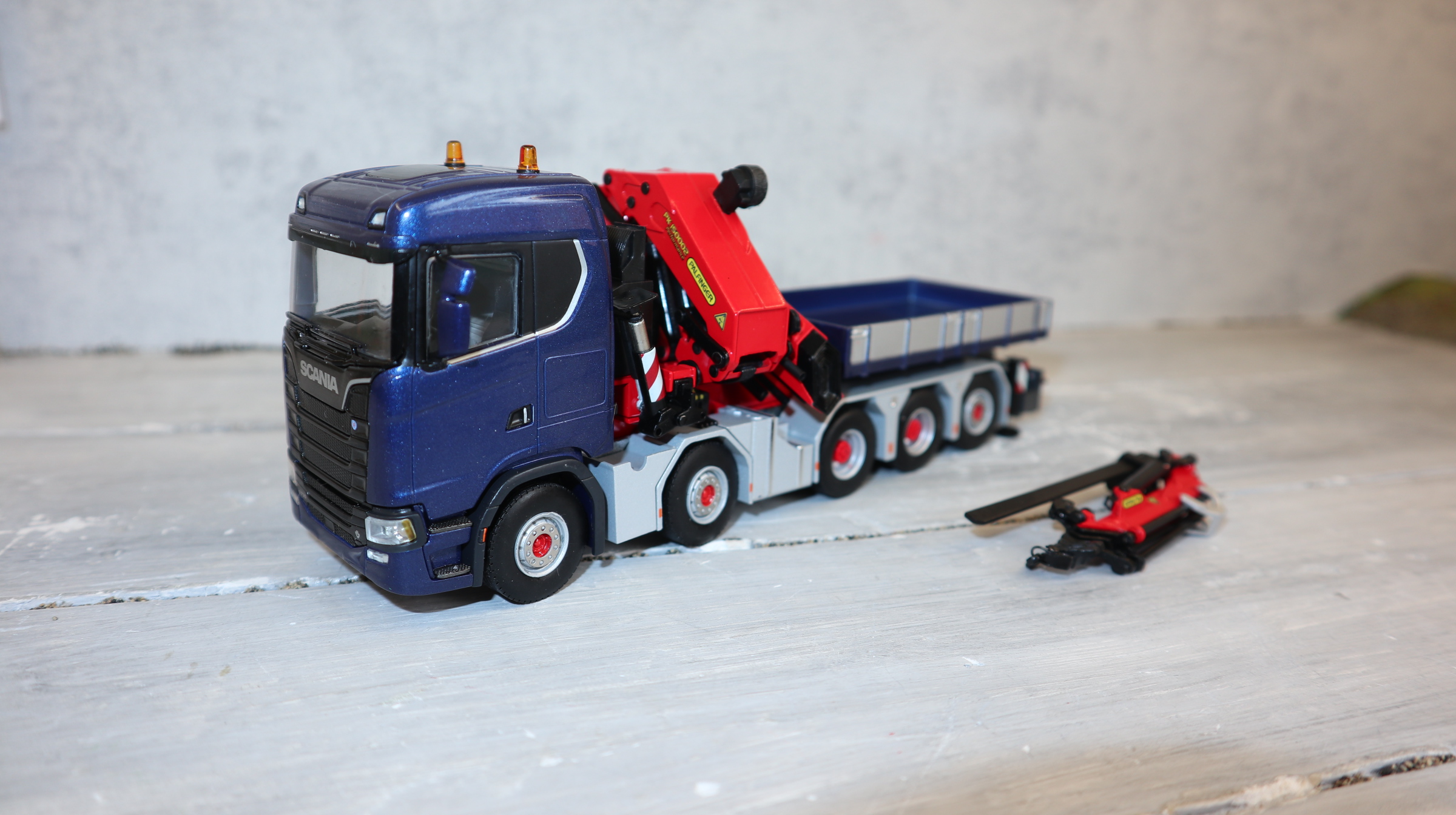 WSI 02-2215 in 1:50, SCANIA 10x4 als 5-Achser mit Palfinger 150002 inkl. JIB und Pritsche, Neu in OVP