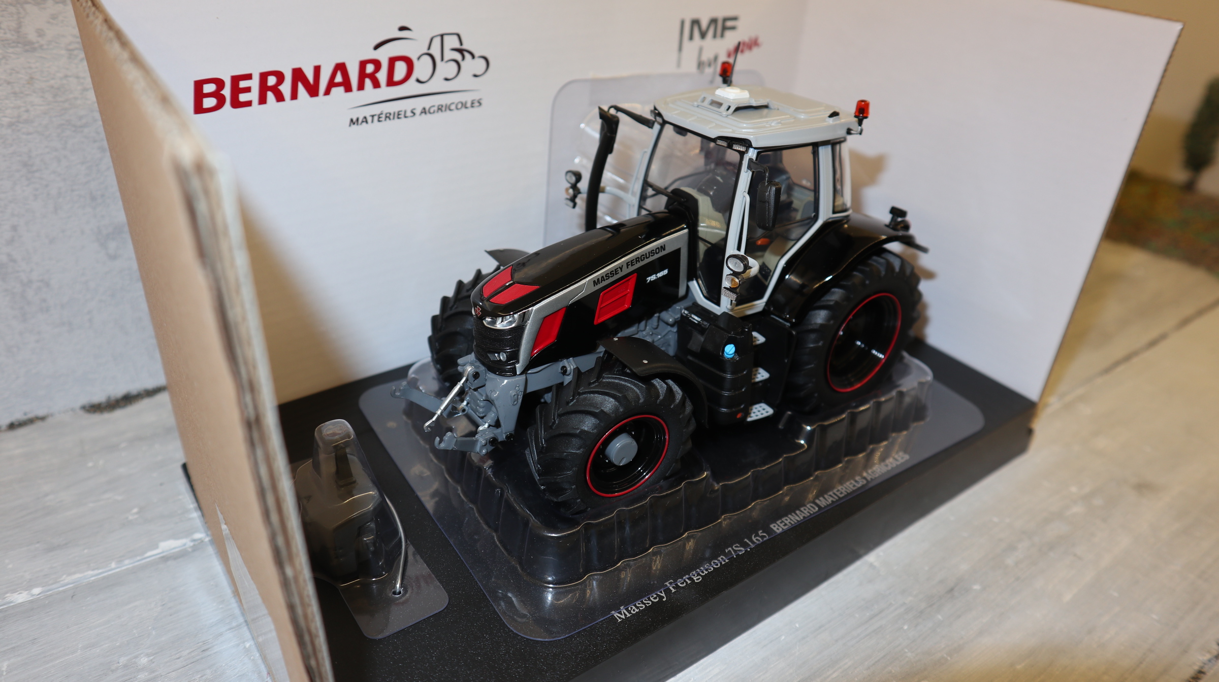 Universal Hobbies UH 6743 in 1:32, Massey Ferguson 7S.165 BERNARD,  NEU in OVP