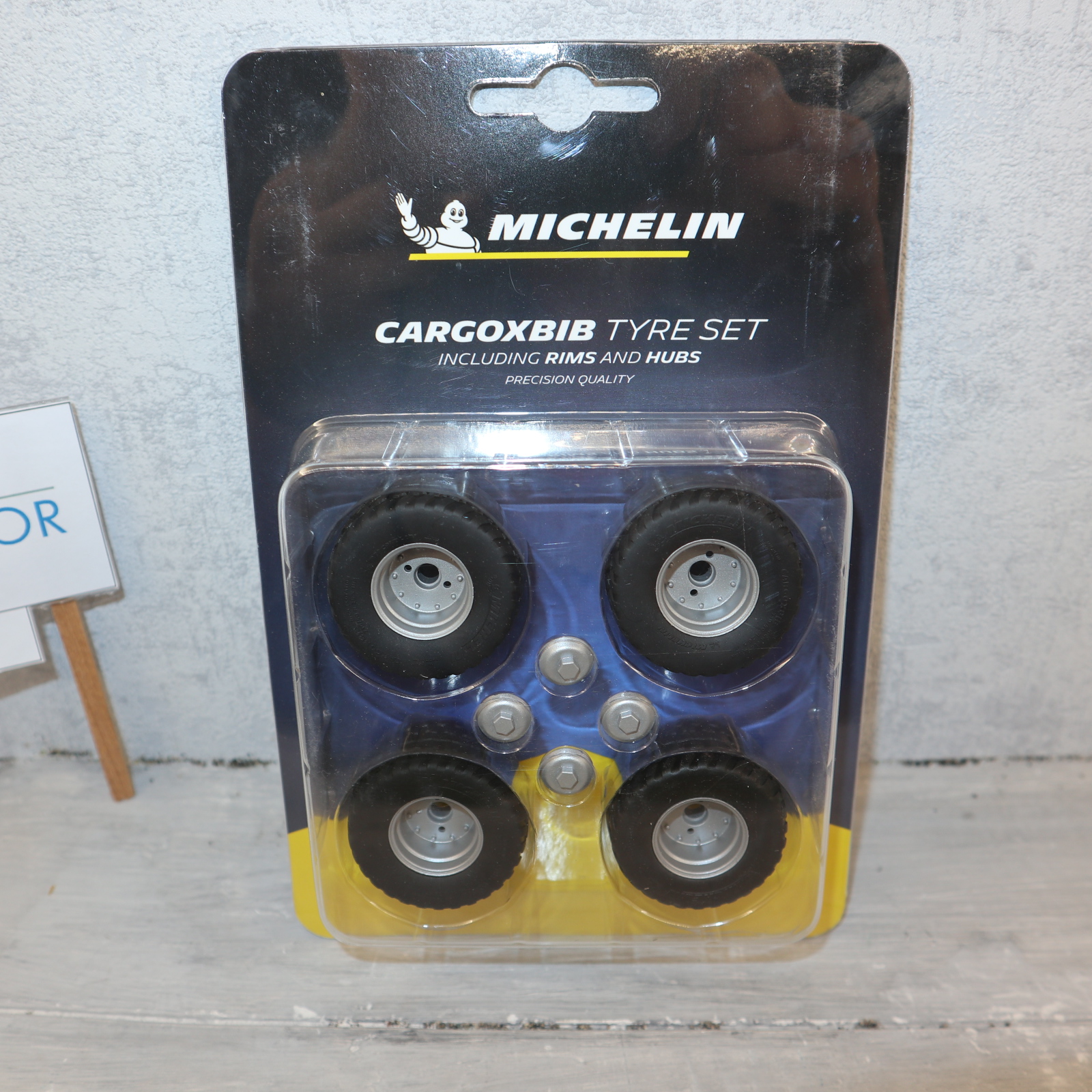 AT Collections 3200107 in 1:32  MICHELIN Cargoxbib Breitreifen mit silberne Felge NEU in OVP