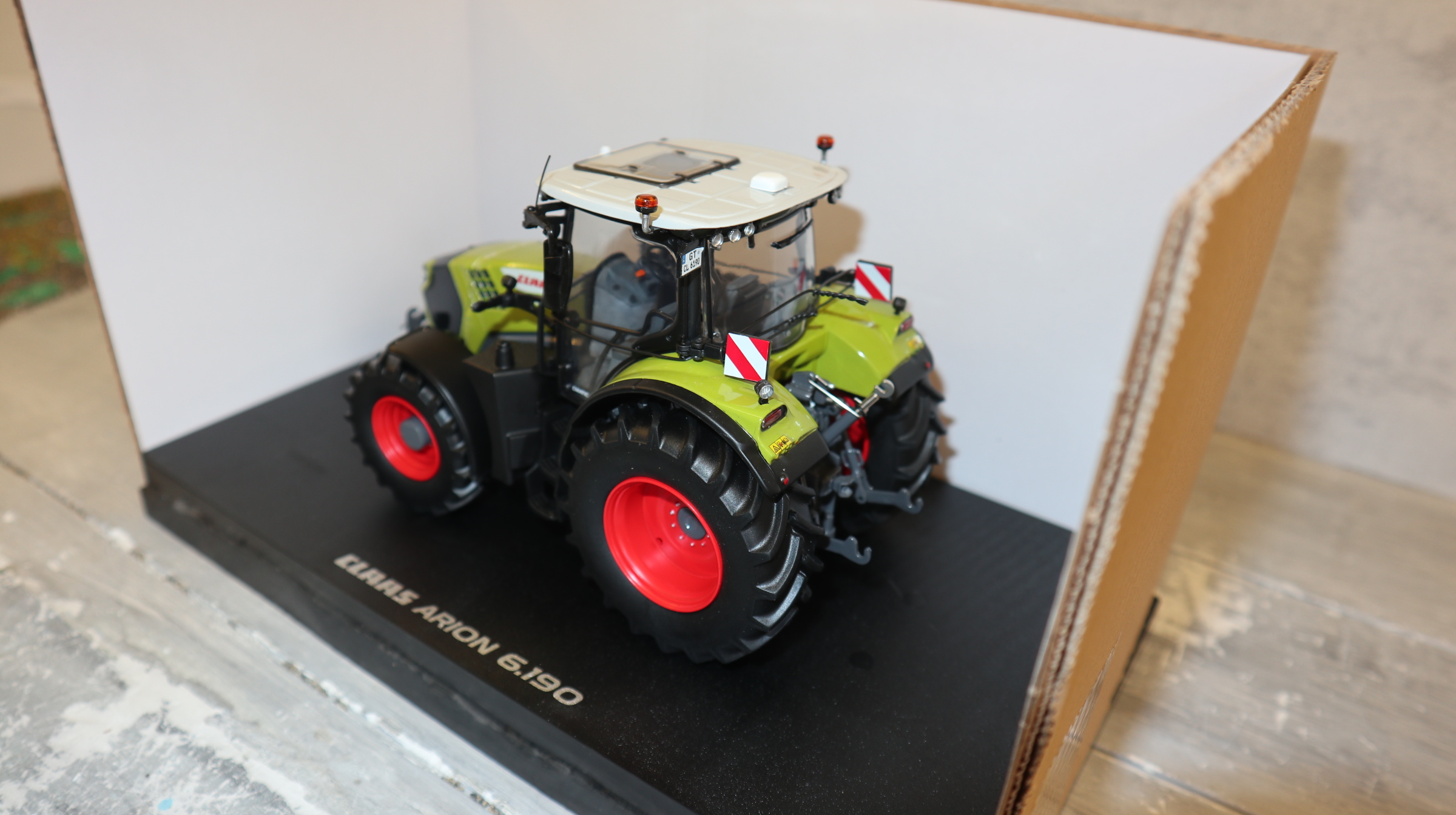 Universal Hobbies UH 02675010 in 1:32, Claas Arion 6.190, NEU in OVP
