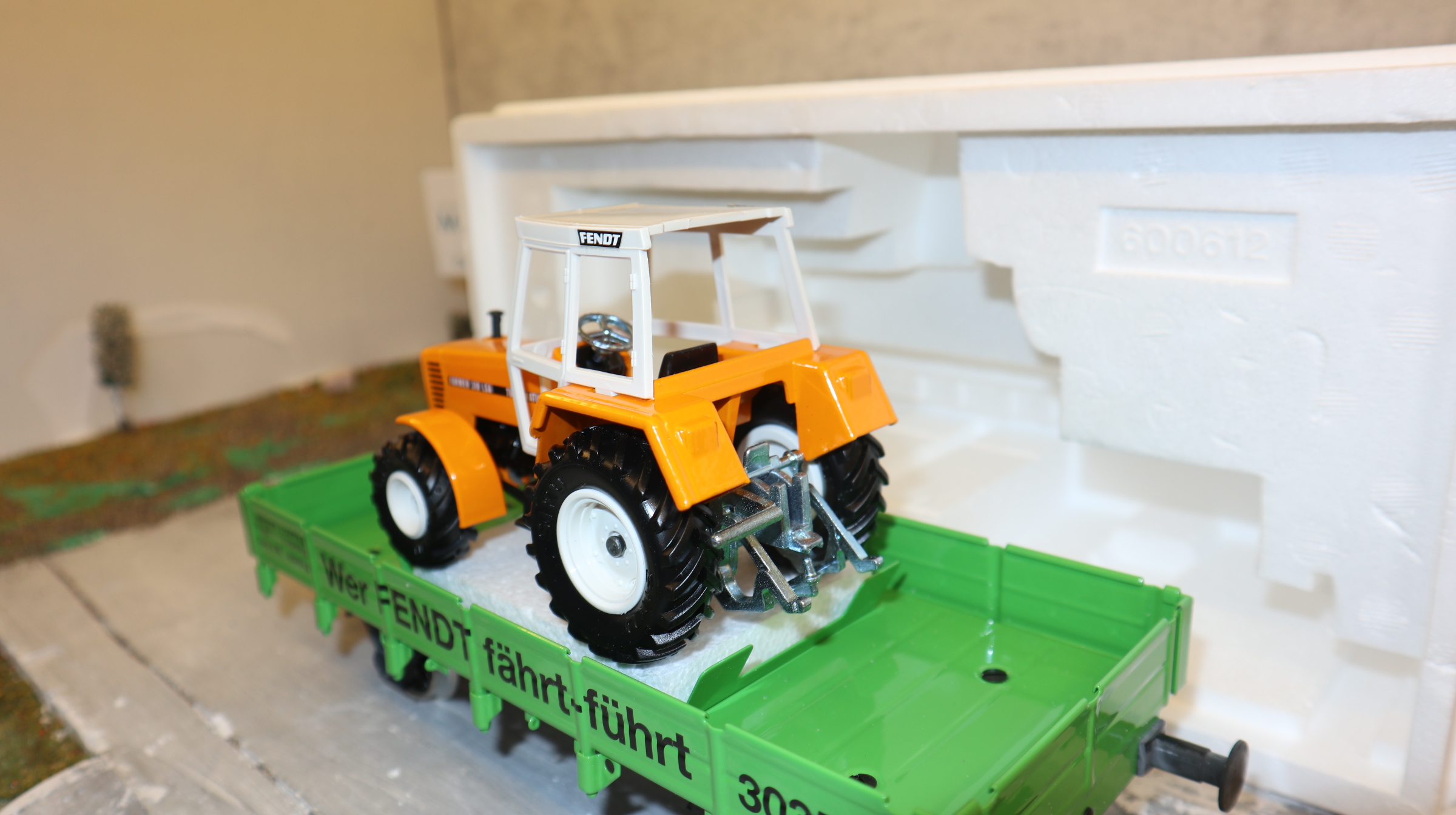 Siku 2851 Märklin 54801 in 1:32, MAXI Spur1 Anhänger mit Fendt 310 LSA in gelb, NEU in OVP