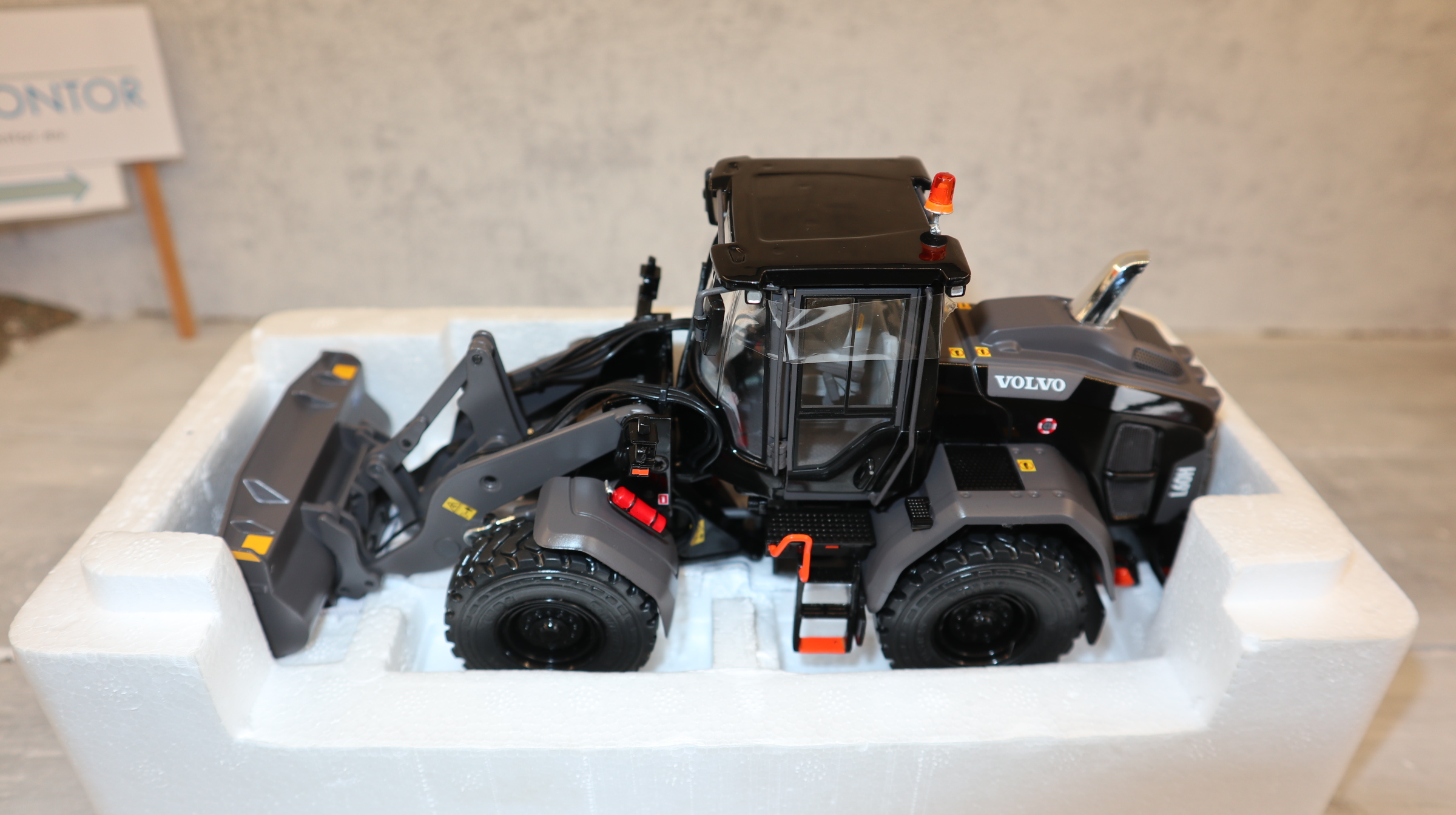 AT Collections AT3200119 in 1:32,   VOLVO L60H Blackline, Sondermodell 999 Stück,  NEU in OVP