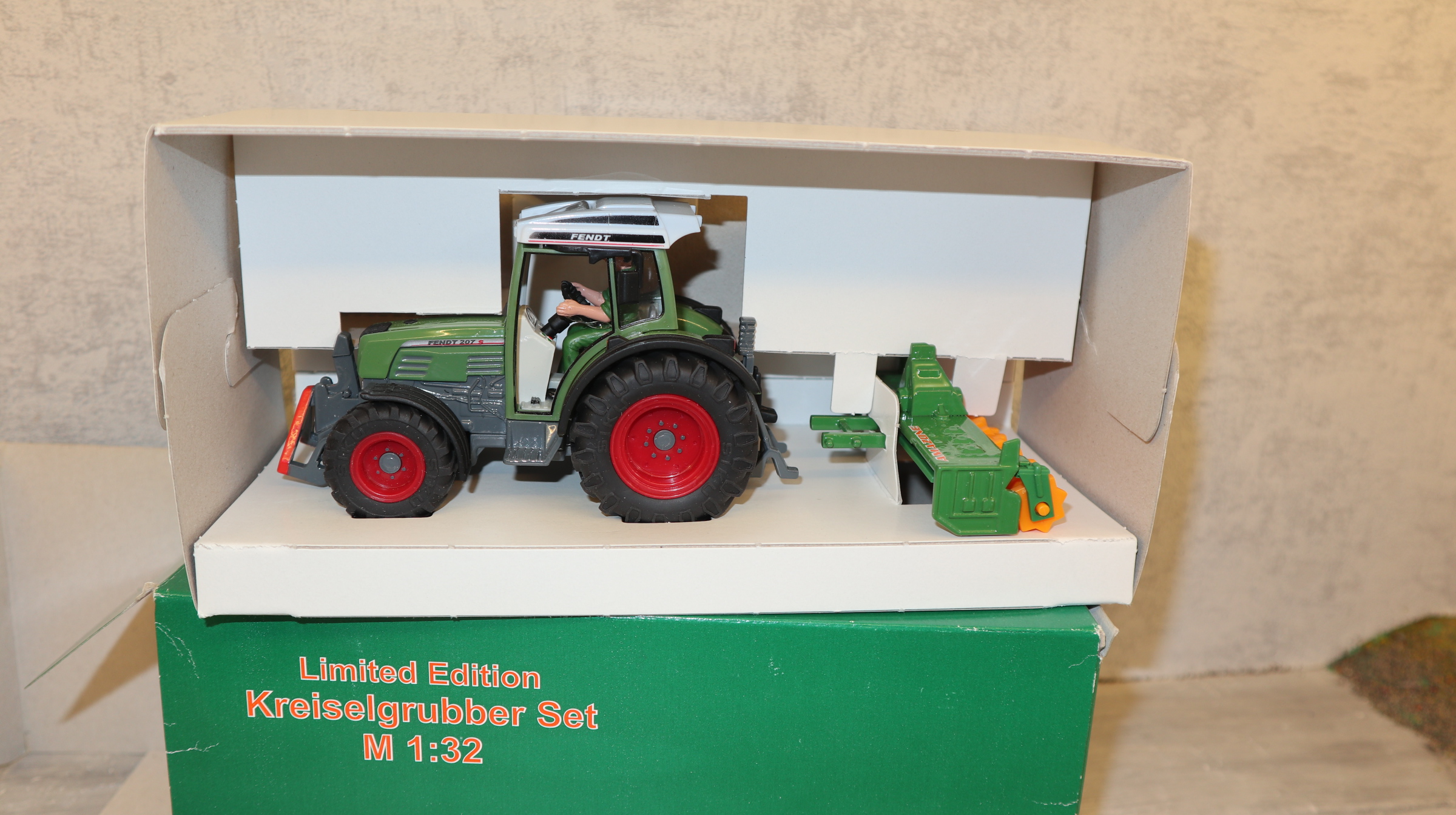 Siku 3052 + 1958 in 1:32, Amazone-Set Fendt 207 S mit Kreiselgrubber, NEU in OVP