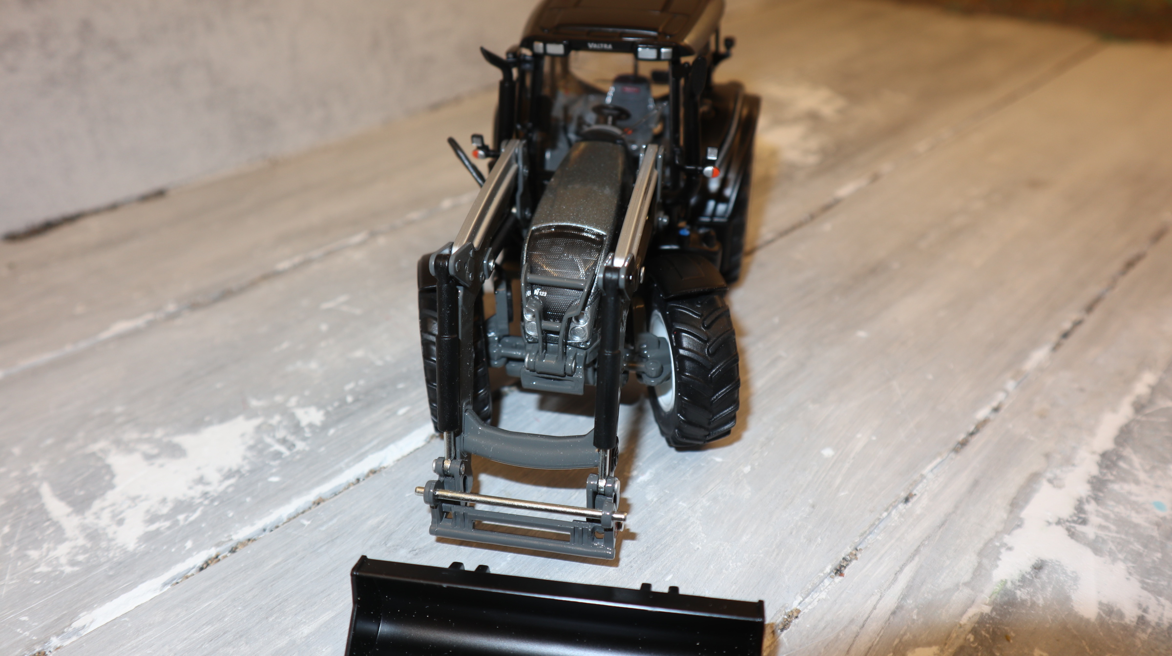 Wiking 077327 in 1:32, VALTRA N123 graumetallic mit Frontlader, NEU in OVP