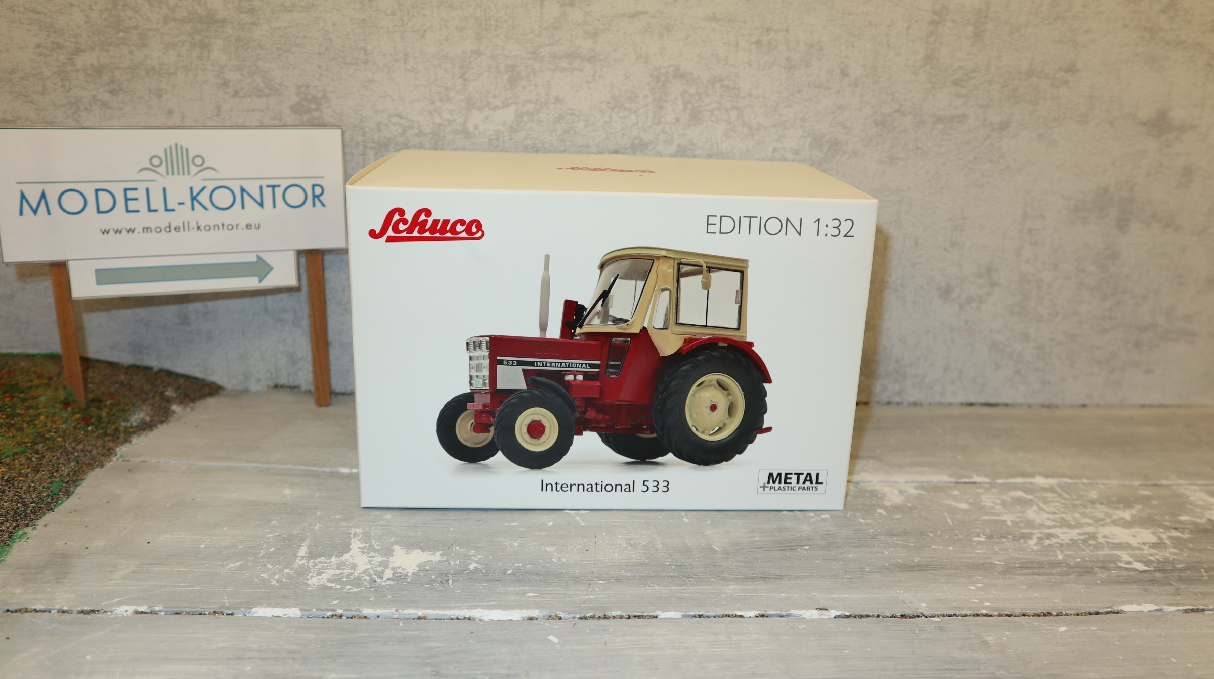 Schuco 7795 in 1:32, International 533 mit Mähbalken, NEU in OVP