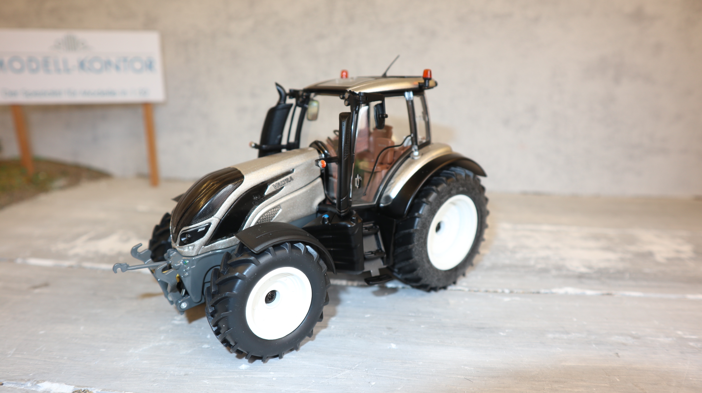 Wiking 077814  in 1:32, VALTRA T234 champagner, V42701994 NEU in OVP