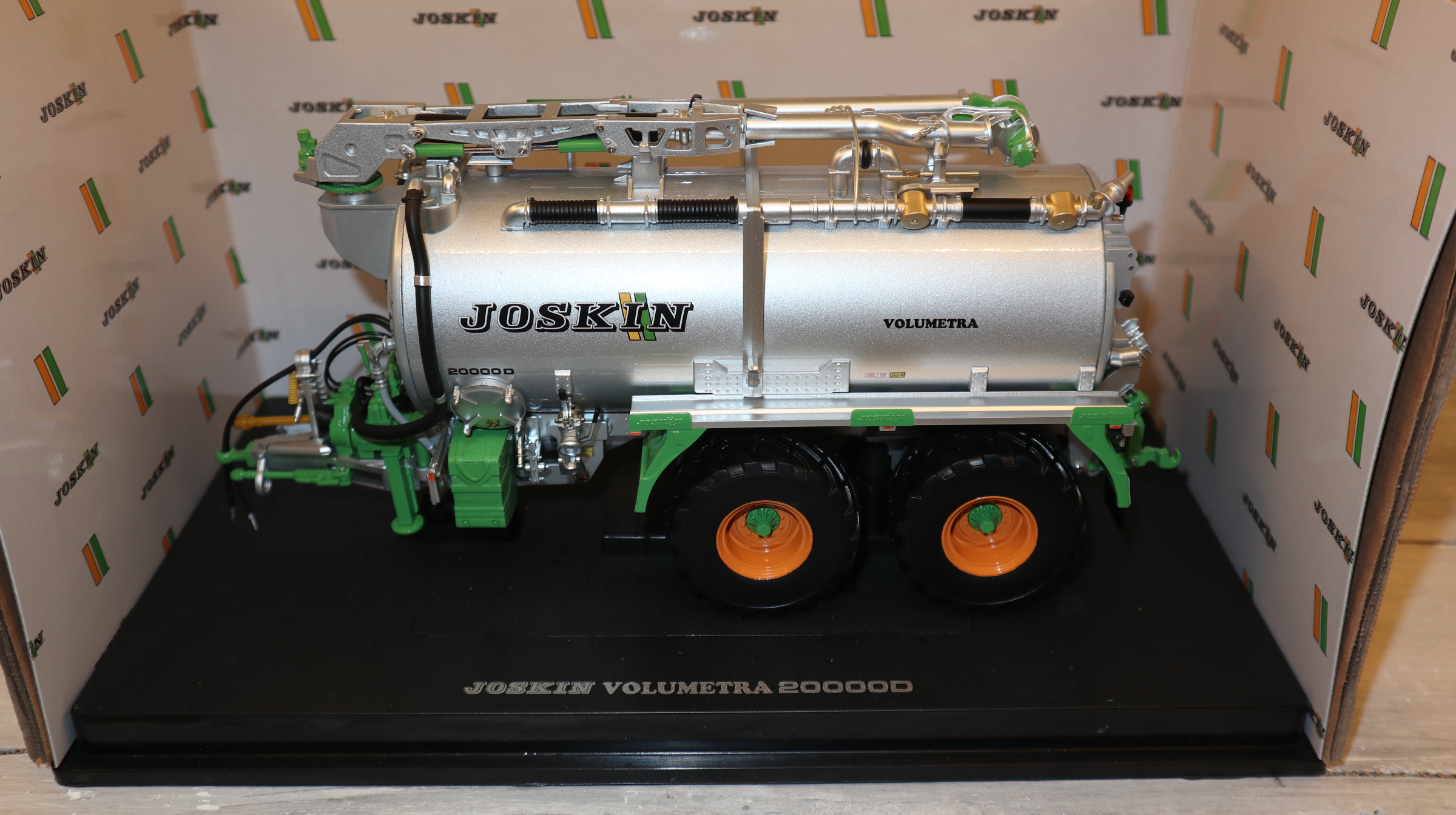 Universal Hobbies UH 6628 in 1:32, JOSKIN Volumetra 20000D silber-grün, NEU in OVP