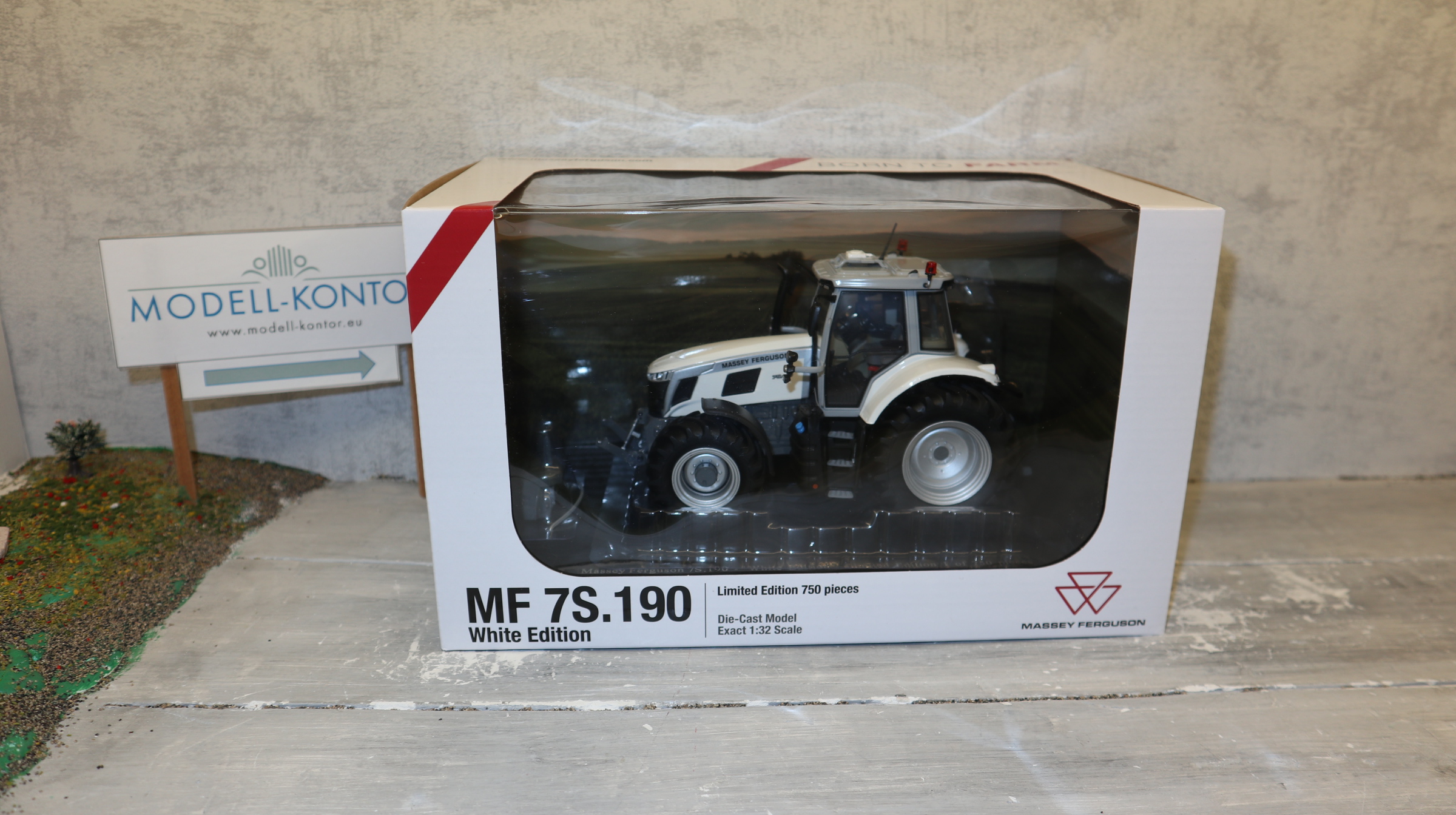Universal Hobbies UH 6616  in 1:32,  Massey Ferguson 7S.190 WEISS, nur 750 Stück,  NEU in OVP