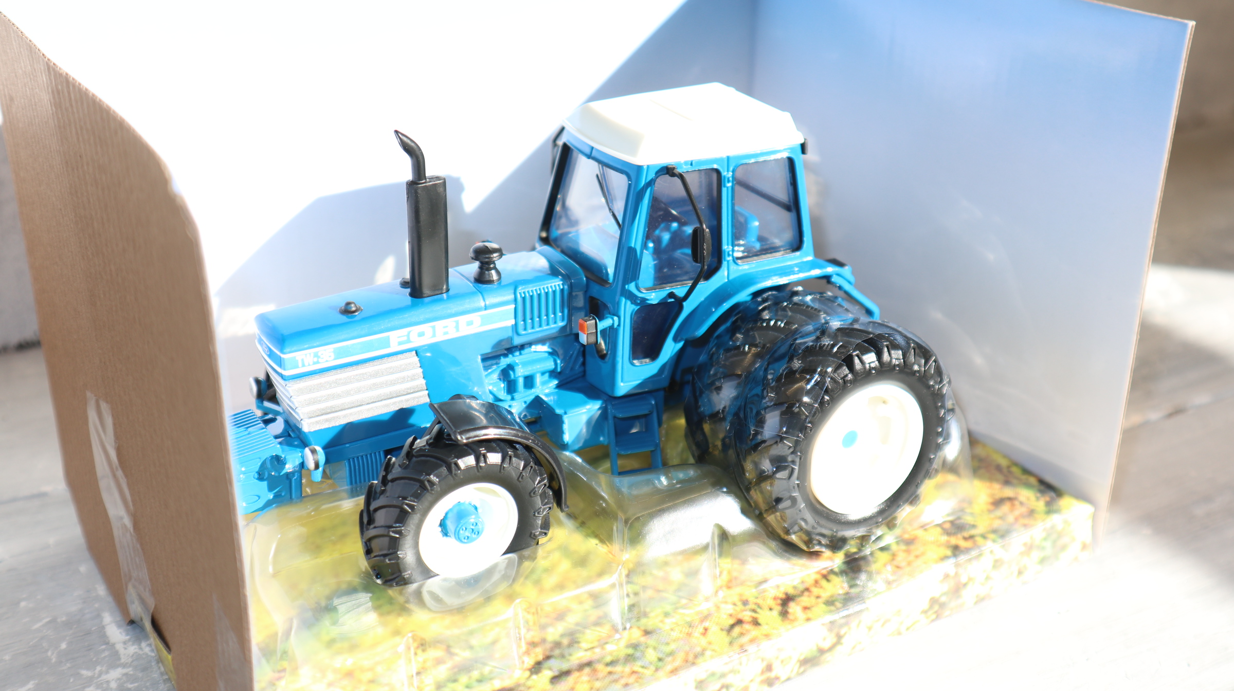 Britains 43394 in 1:32,  Ford TW35 Zwillingsräder, NEU in OVP