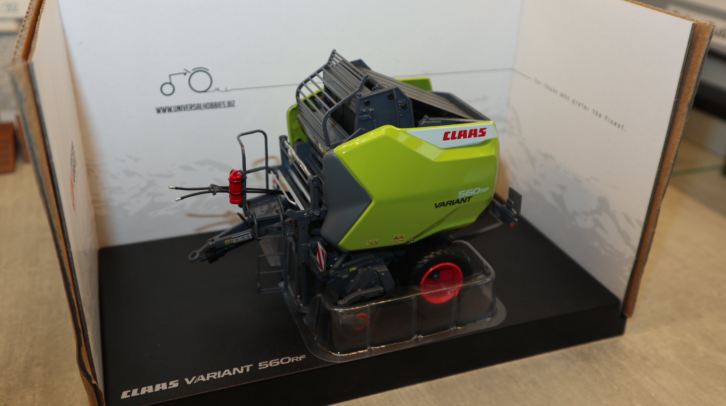 Universal Hobbies UH 6691 in 1:32,  Claas Variant 560 Pro,  NEU in OVP