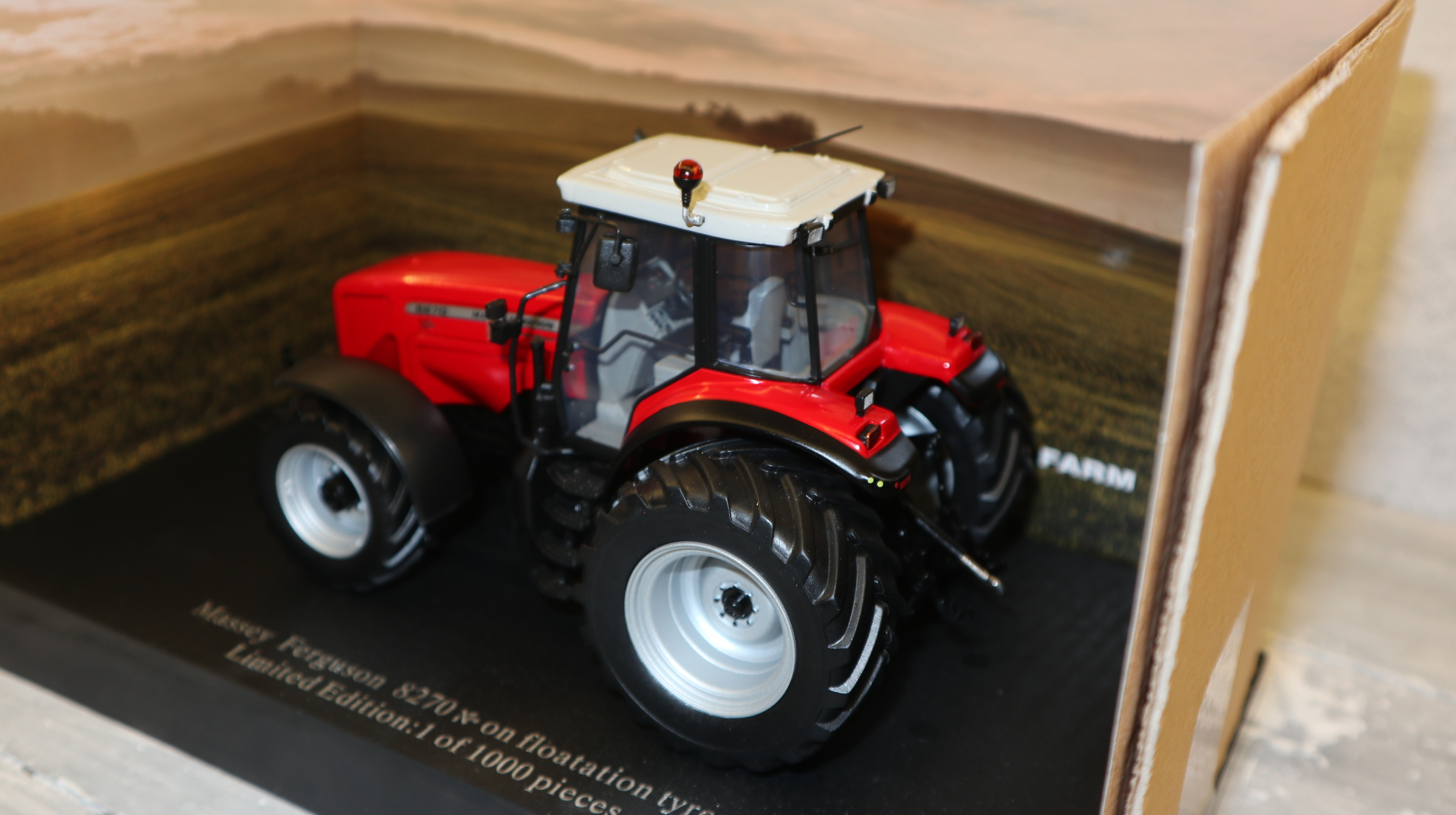 Universal Hobbies UH 6425 in 1:32,  Massey Ferguson 8270 Xtra Ballon-Reifen,  NEU in OVP