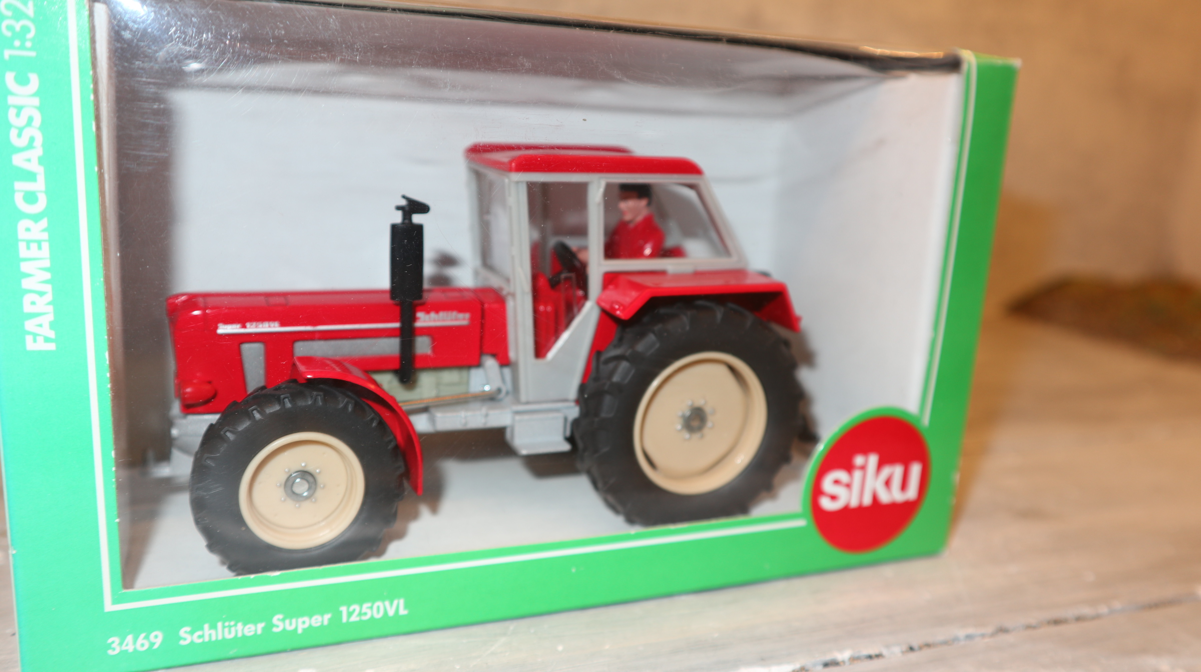 Siku 3469 in 1:32, Schlüter Super 1250L ROT, NEU in OVP