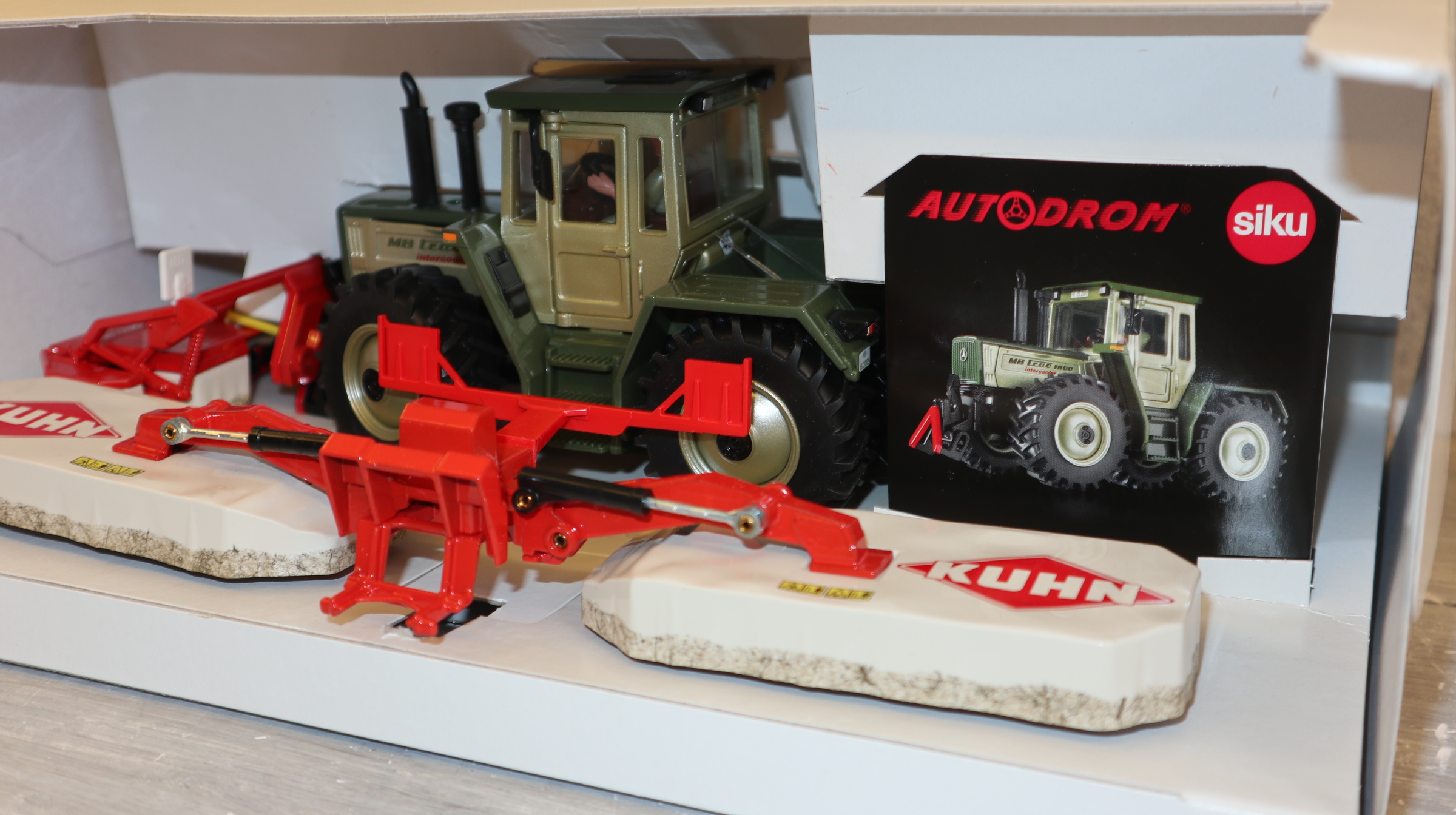 Siku 8505 in 1:32,  MB-Trac 1800 in silberdistel mit KUHN Mähkombination, NEU in OVP