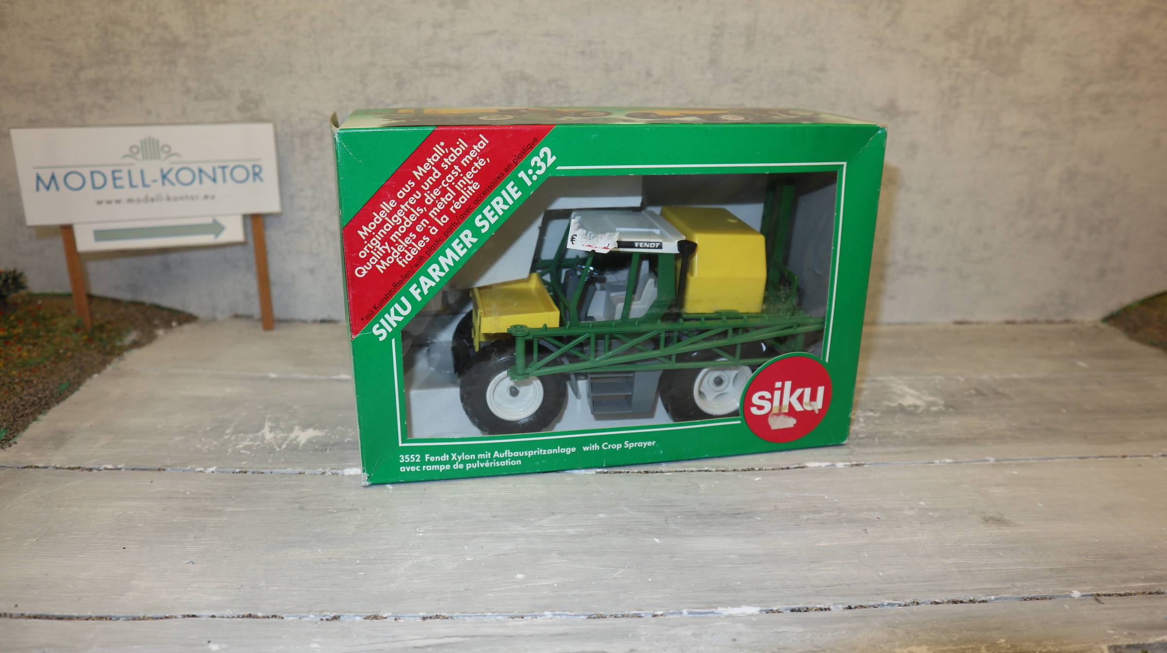 SIKU 3552 in 1:32, Fendt Xylon mit Aufbauspritze, NEU in OVP