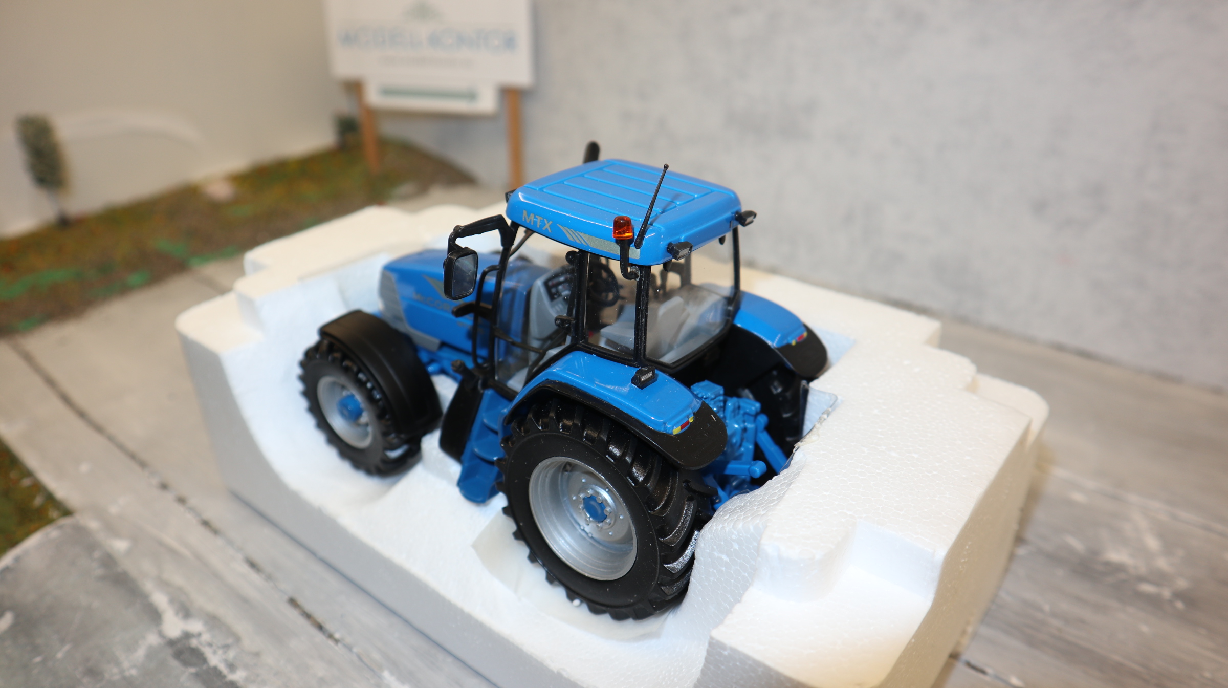 UH 2392 in 1:32, Mc Cormick MTX 175 in BLAU, NEU in OVP
