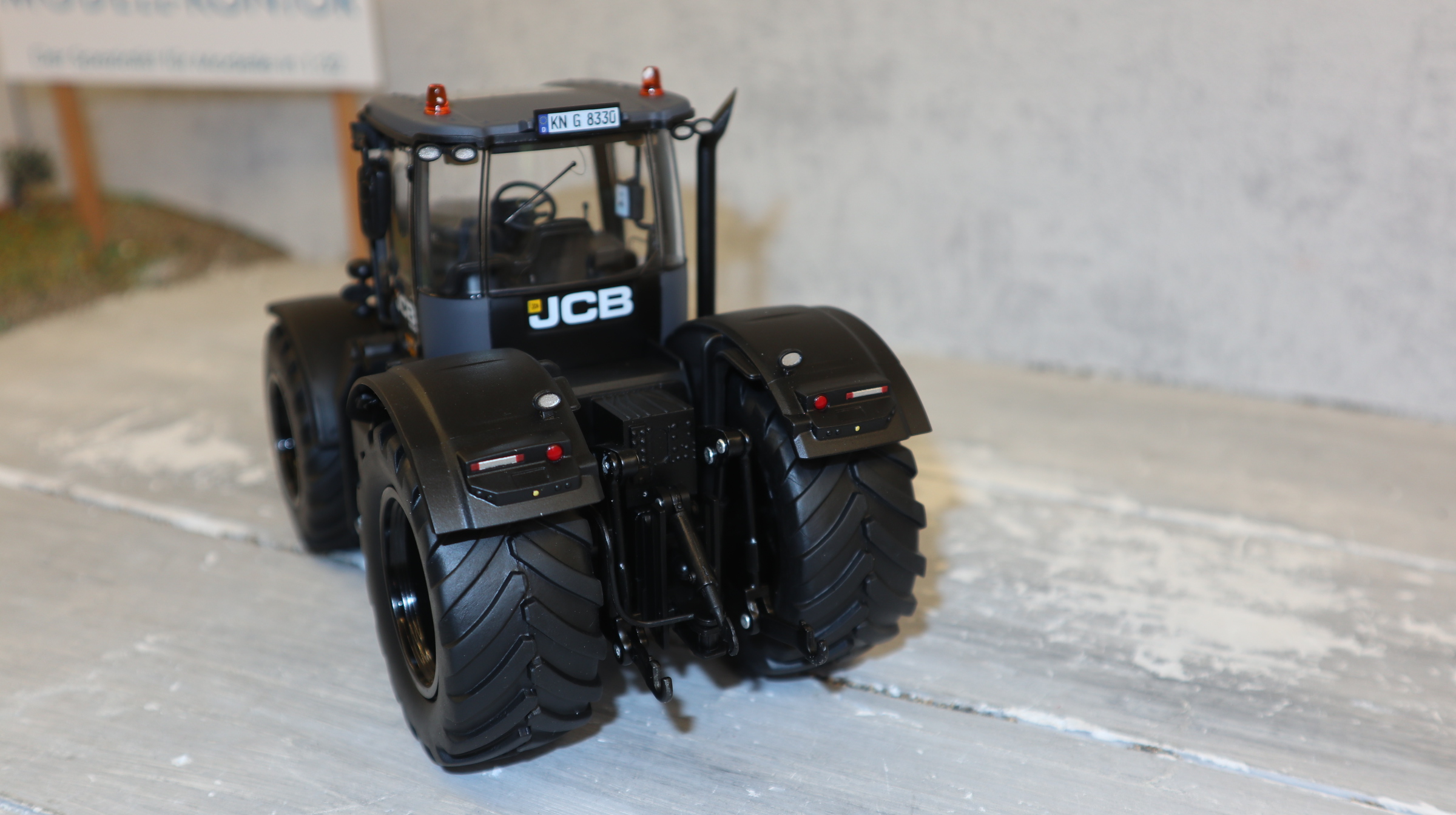 Wiking 877431 in 1:32, JCB 8330 in Grau-matt, NEU in OVP