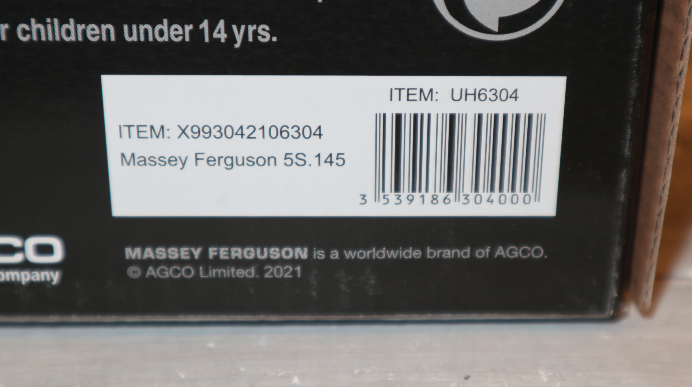 Universal Hobbies UH 6304 in 1:32,  Massey Ferguson 5S.145,  NEU in OVP