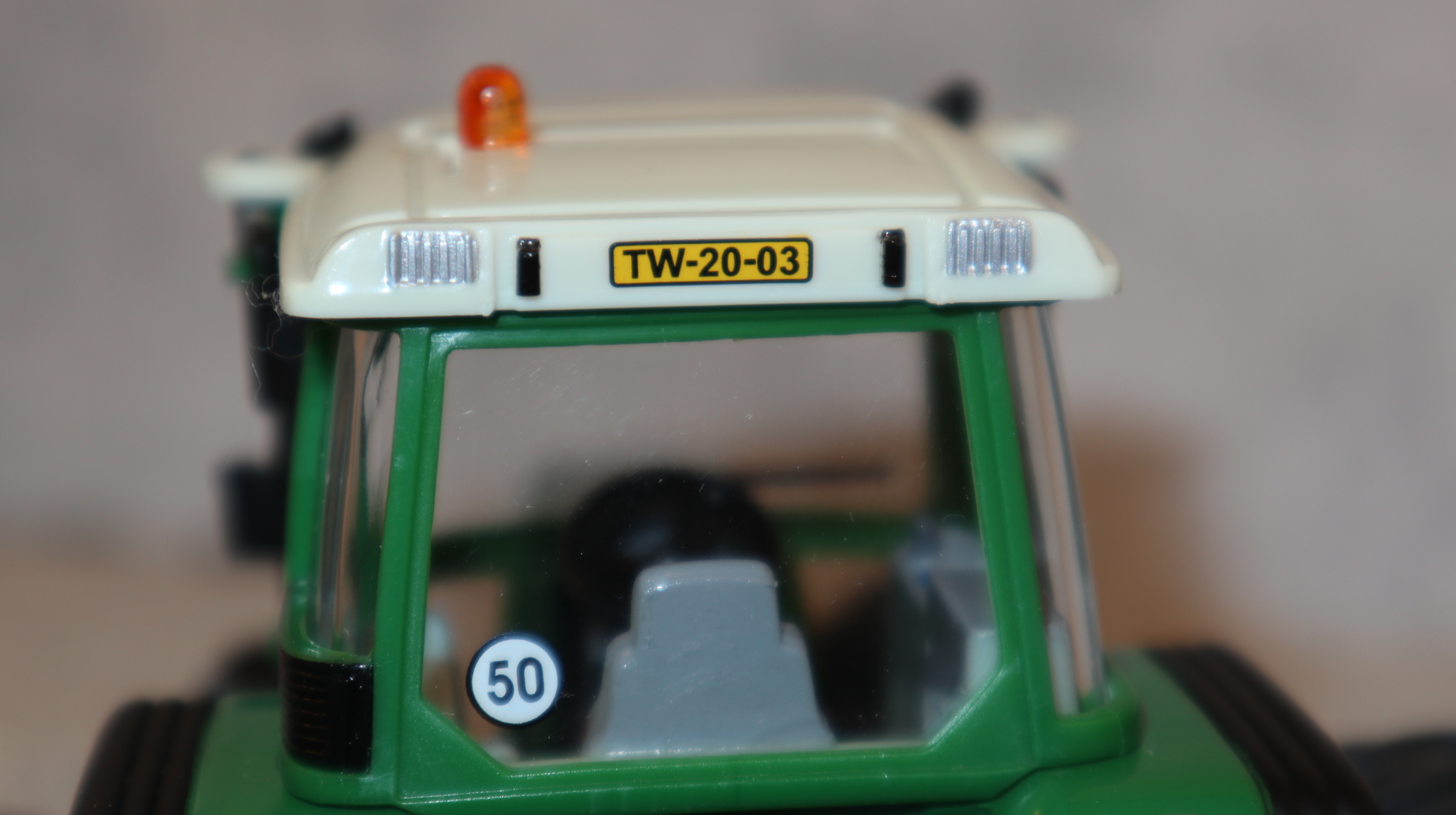 Siku 2968 in 1:32, Fendt 410 mit Streuer BLAU "Trekker&Werktuig NL aus 2003, NEU in OVP
