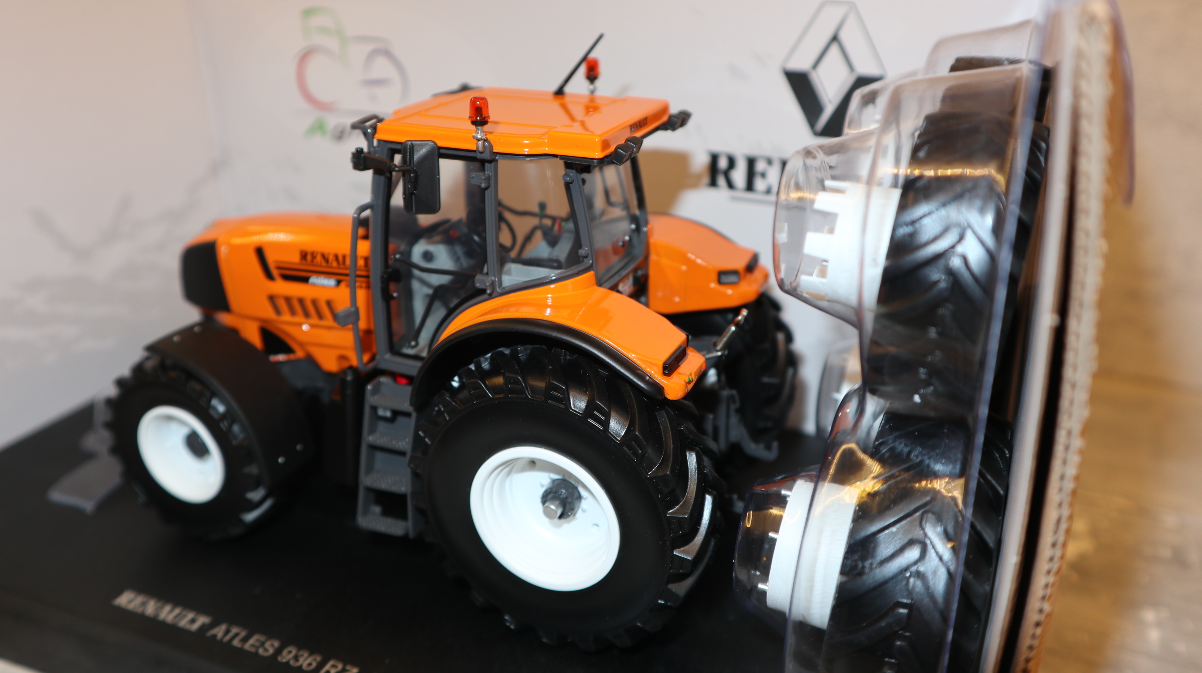 Universal Hobbies UH 6769 in 1:32, Renault Atles 936 RZ mit Zusatz-Räder, NEU in OVP