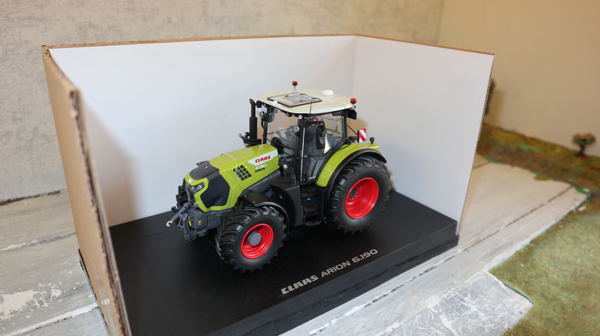 Universal Hobbies UH 02675010 in 1:32, Claas Arion 6.190, NEU in OVP