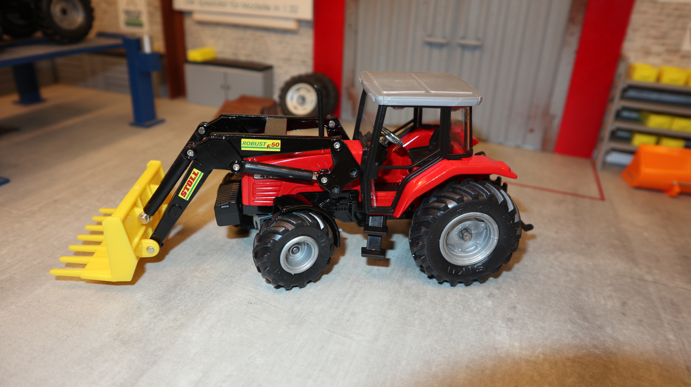 Siku 3555 in 1:32, Massey Ferguson 4270 mit STOLL-Frontlader,  NEU in OVP