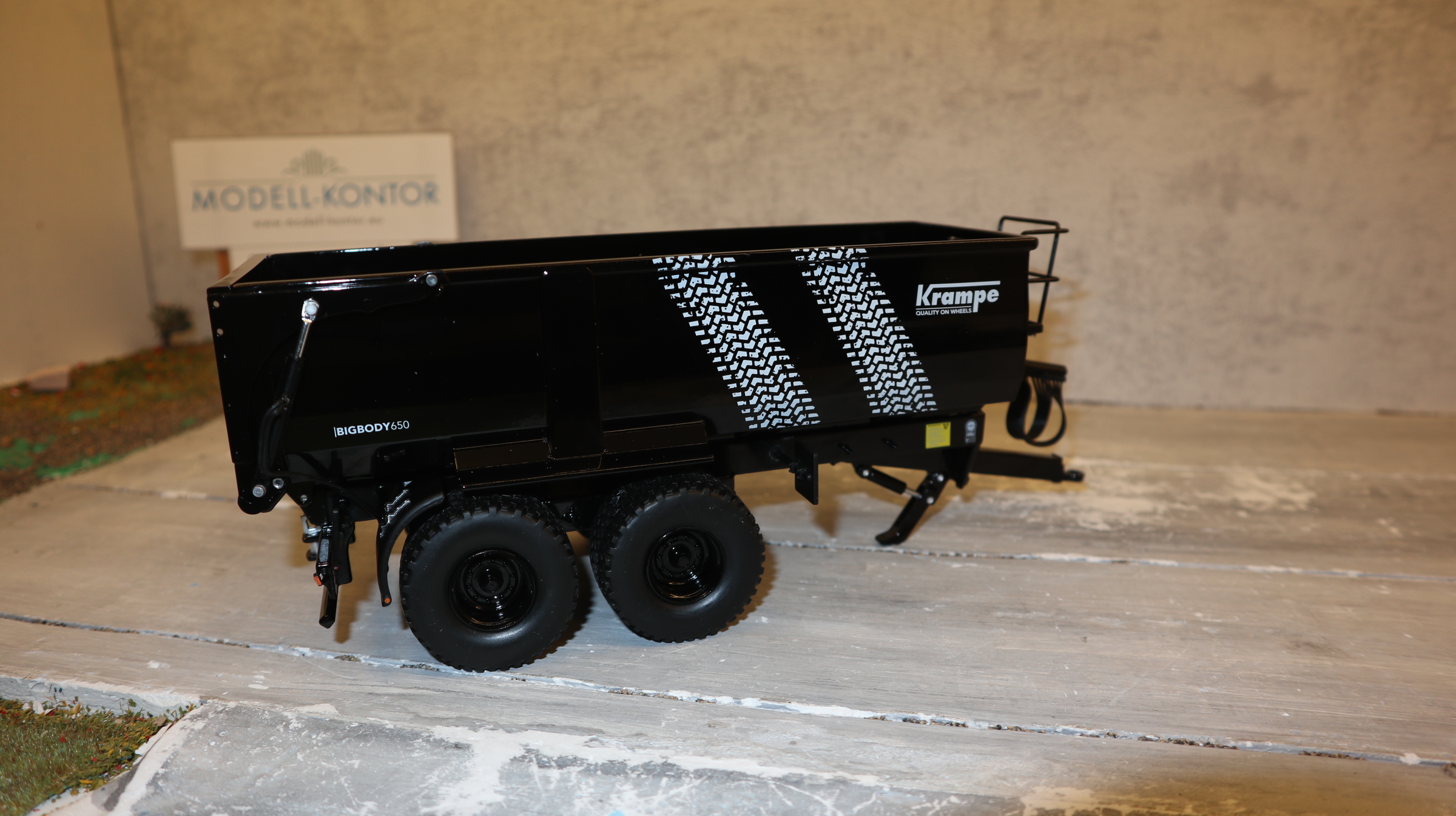 Wiking 077874 in 1:32, Krampe Big Body 650 Black-Edition 2025 NEU in OVP