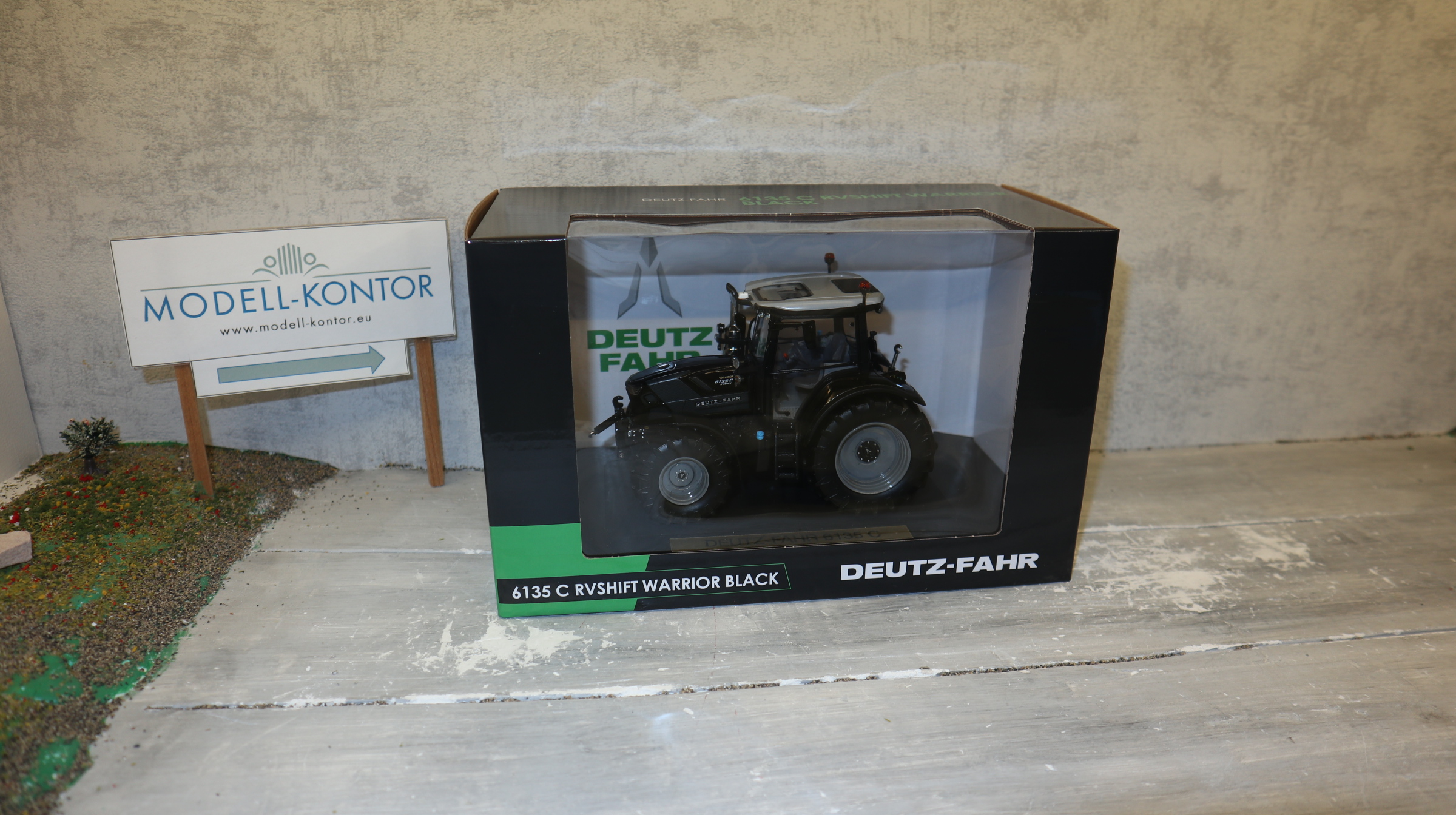 Weise Toys 1087 in 1:32, Deutz 6135 C RVshift Warrior BLACK, NEU in OVP