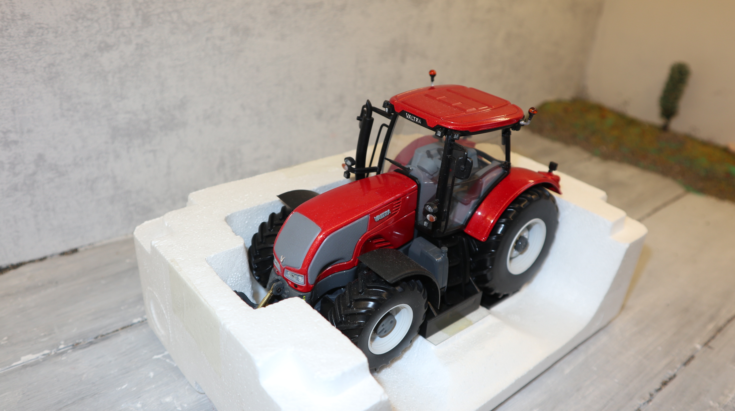 Universal Hobbies UH 2812 in 1:32,  VALTRA Serie S in ROT-metallic,  Neu in OVP