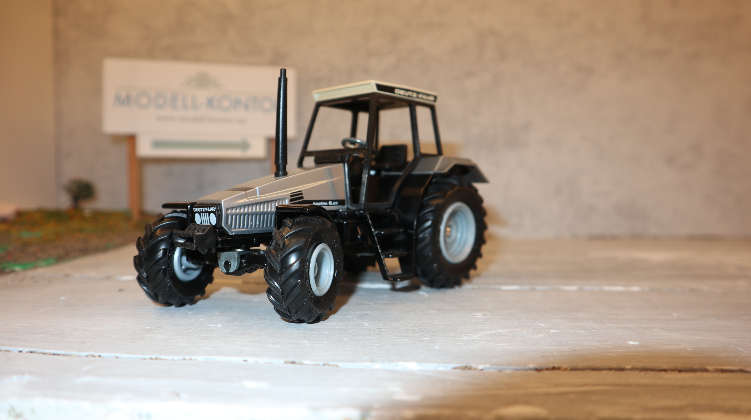 Siku 2863 in 1:32,  Deutz-Fahr Agroxtra 6,07 in SILBER, NEU aber ohne OVP