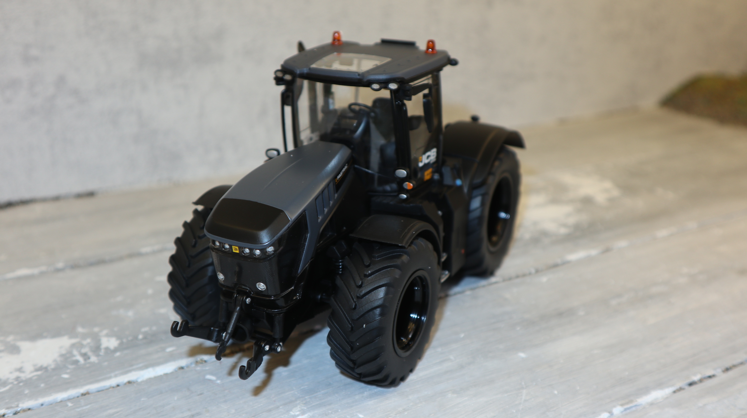 Wiking 877431 in 1:32, JCB 8330 in Grau-matt, NEU in OVP