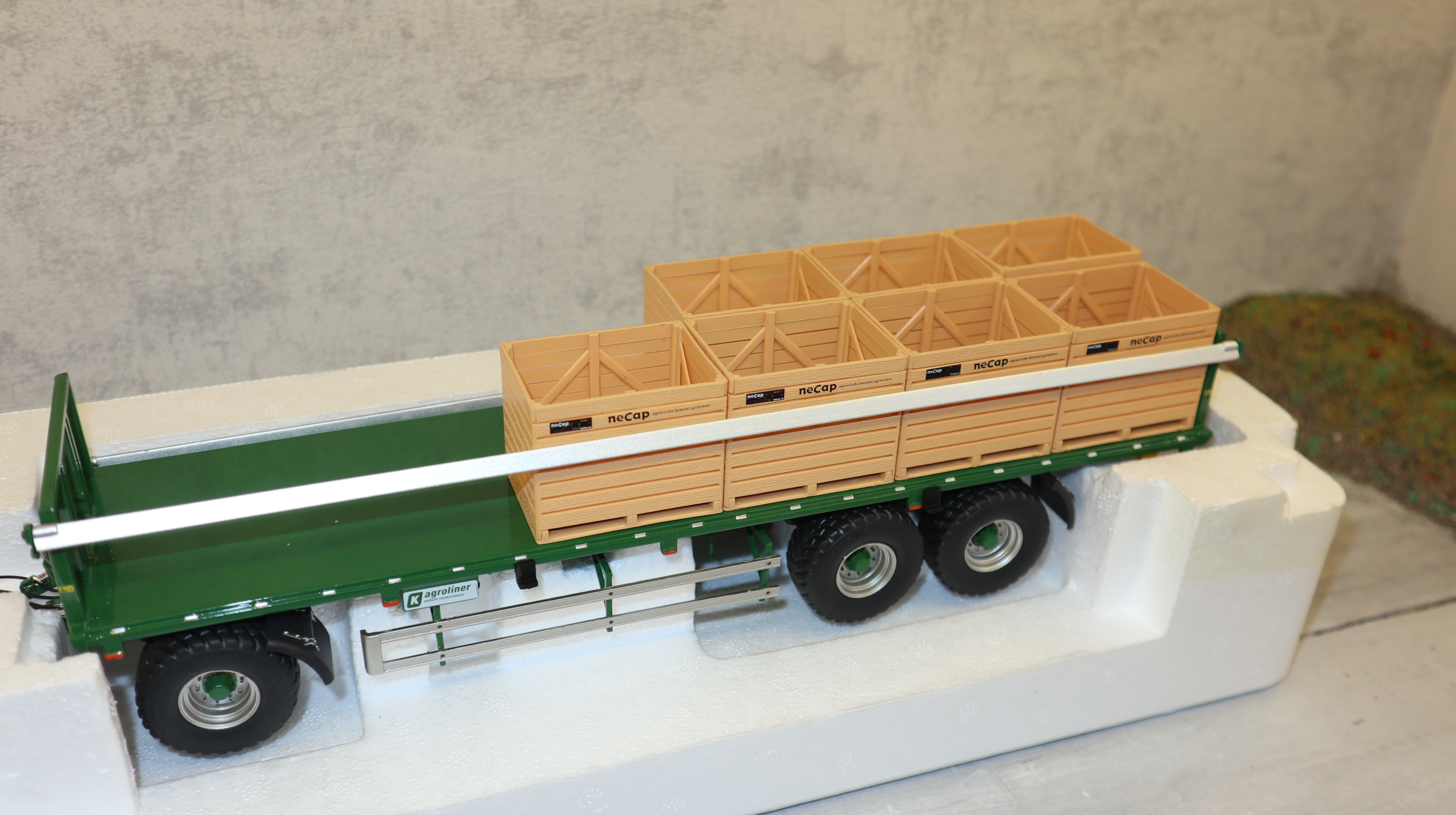 AT Collections AT3200156 in 1:32, Kröger Agroliner PWO mit flachem Aufbau, NEU in OVP