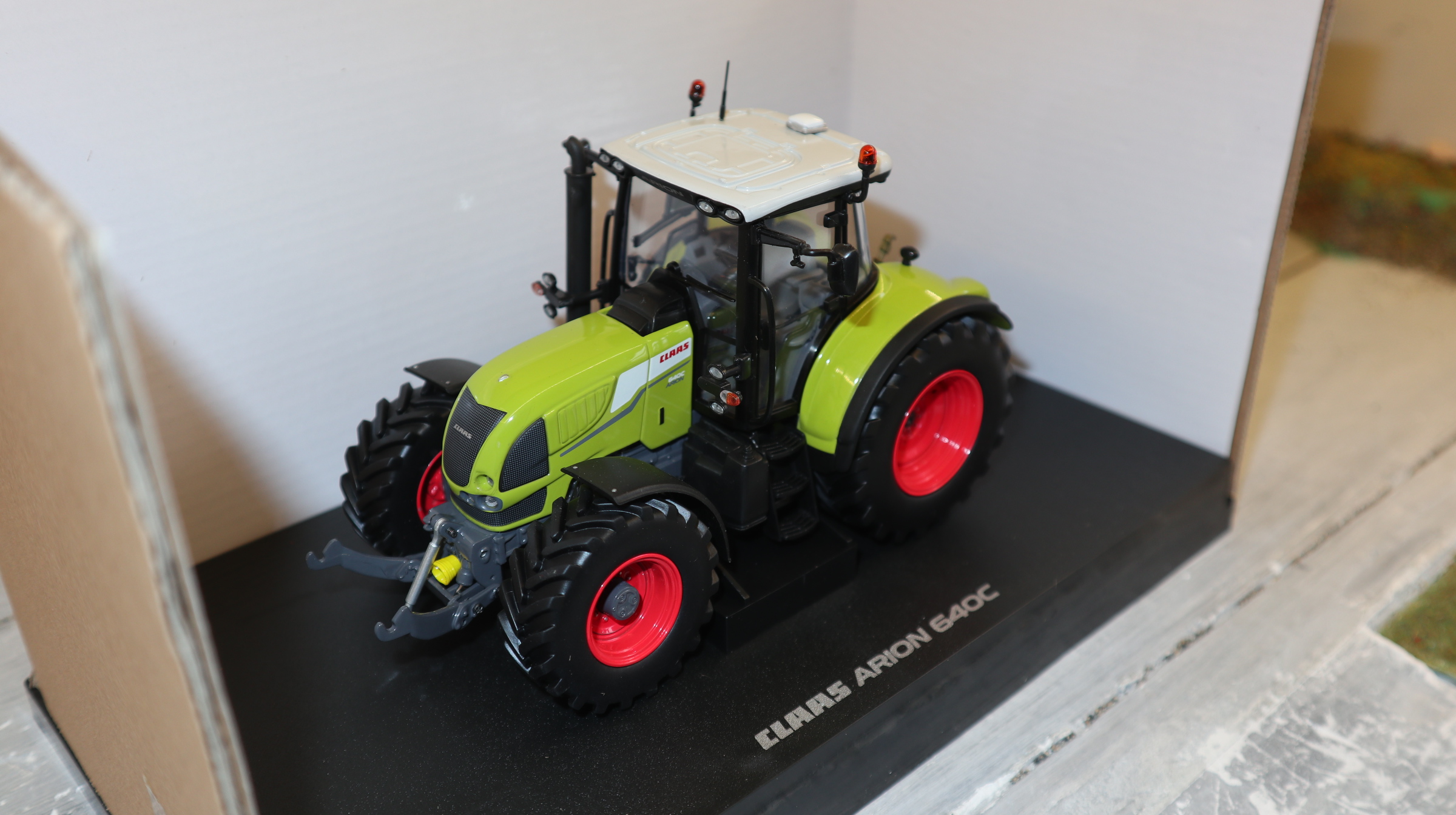 Universal Hobbies UH 02674740 in 1:32, Claas Arion 640 C, NEU in OVP