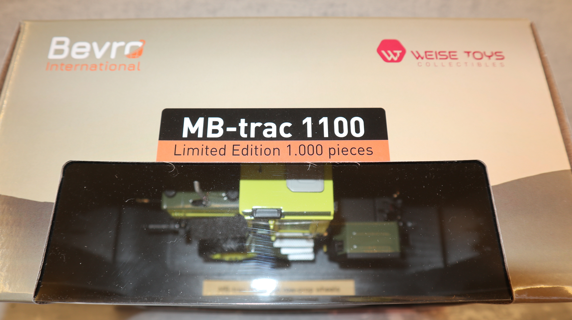 Weise Toys 1088 in 1:32, MB-trac 1100 Pflegereifen grüngelb,  NEU in OVP