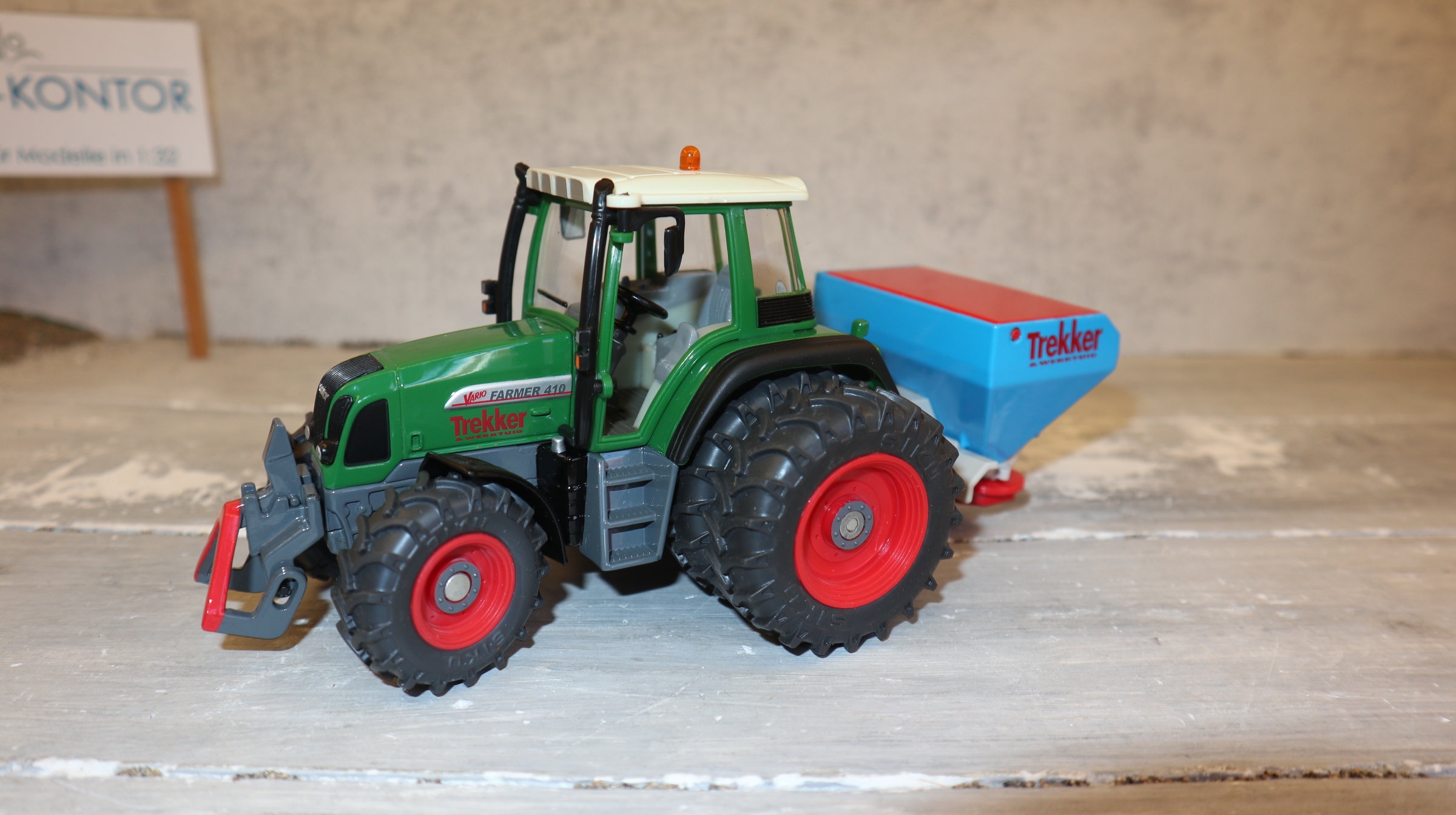 Siku 2968 in 1:32, Fendt 410 mit Streuer BLAU "Trekker&Werktuig NL aus 2003, NEU in OVP