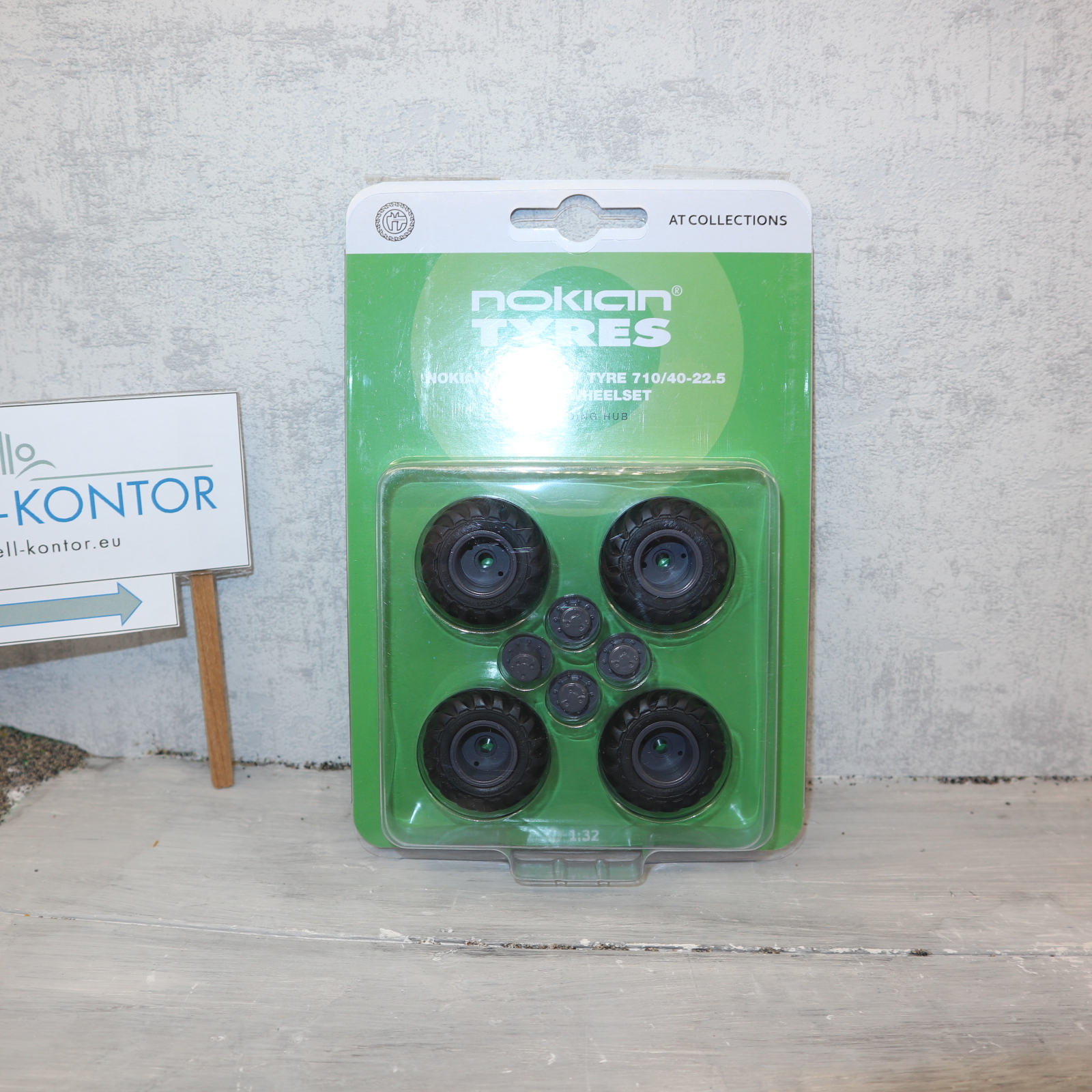 AT Collections AT3200106 in 1:32  NOKIAN Breitreifen mit grauer Felge NEU in OVP