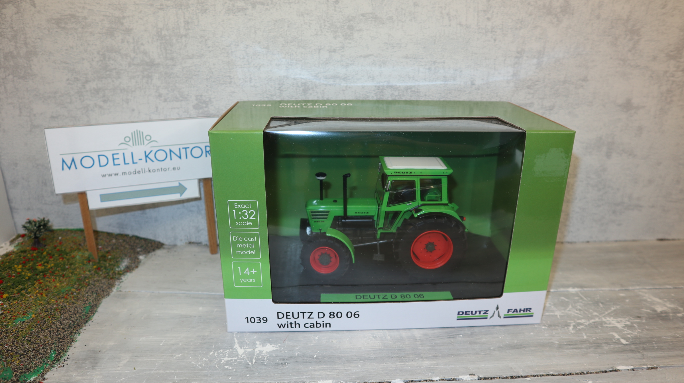 Weise Toys 1039 in 1:32, DEUTZ D80 06 mit Kabine hellgrün, NEU in OVP