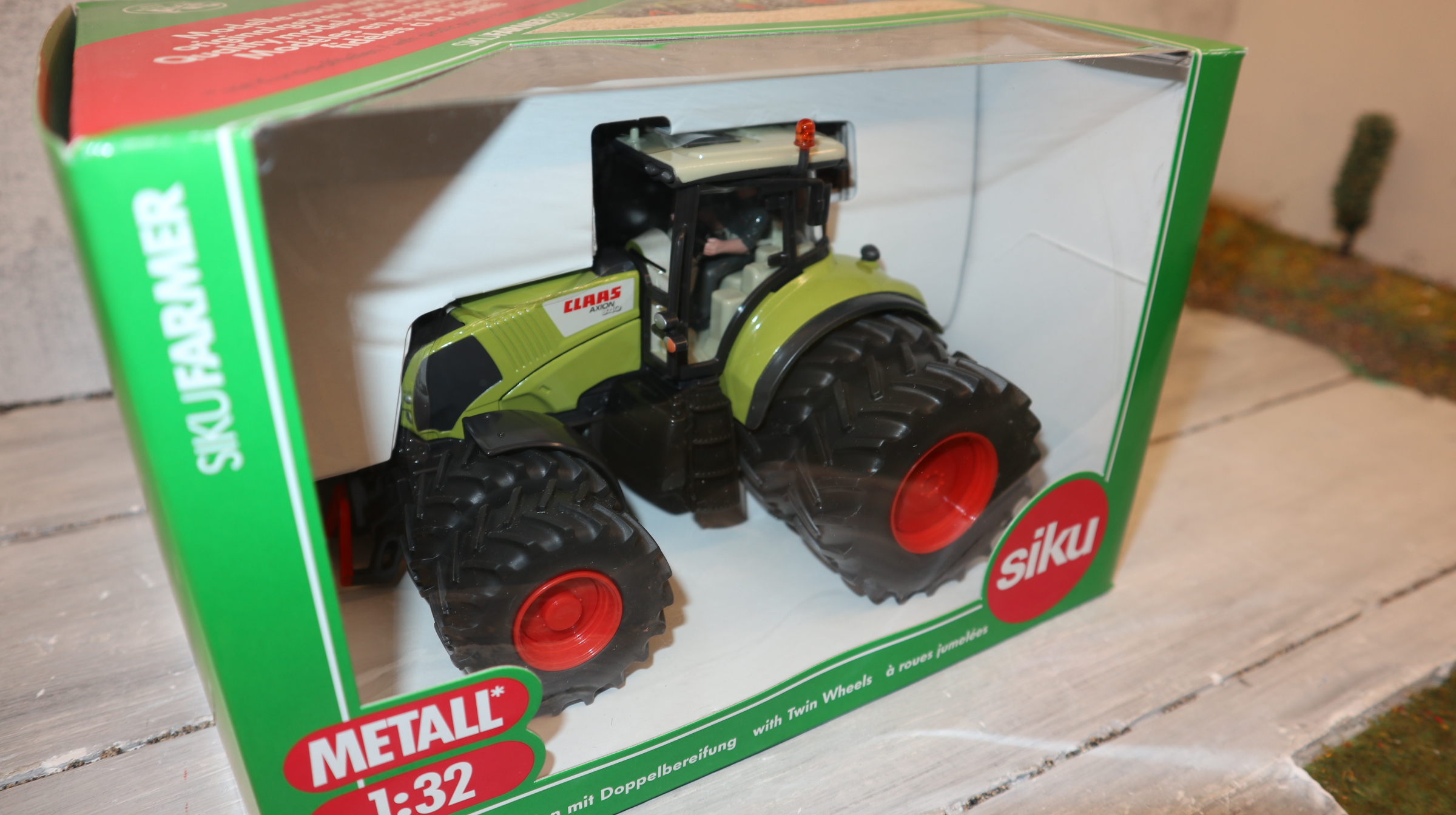 Siku 3264 in 1:32,  Claas Axion 840 mit Zwillingsreifen, NEU in OVP